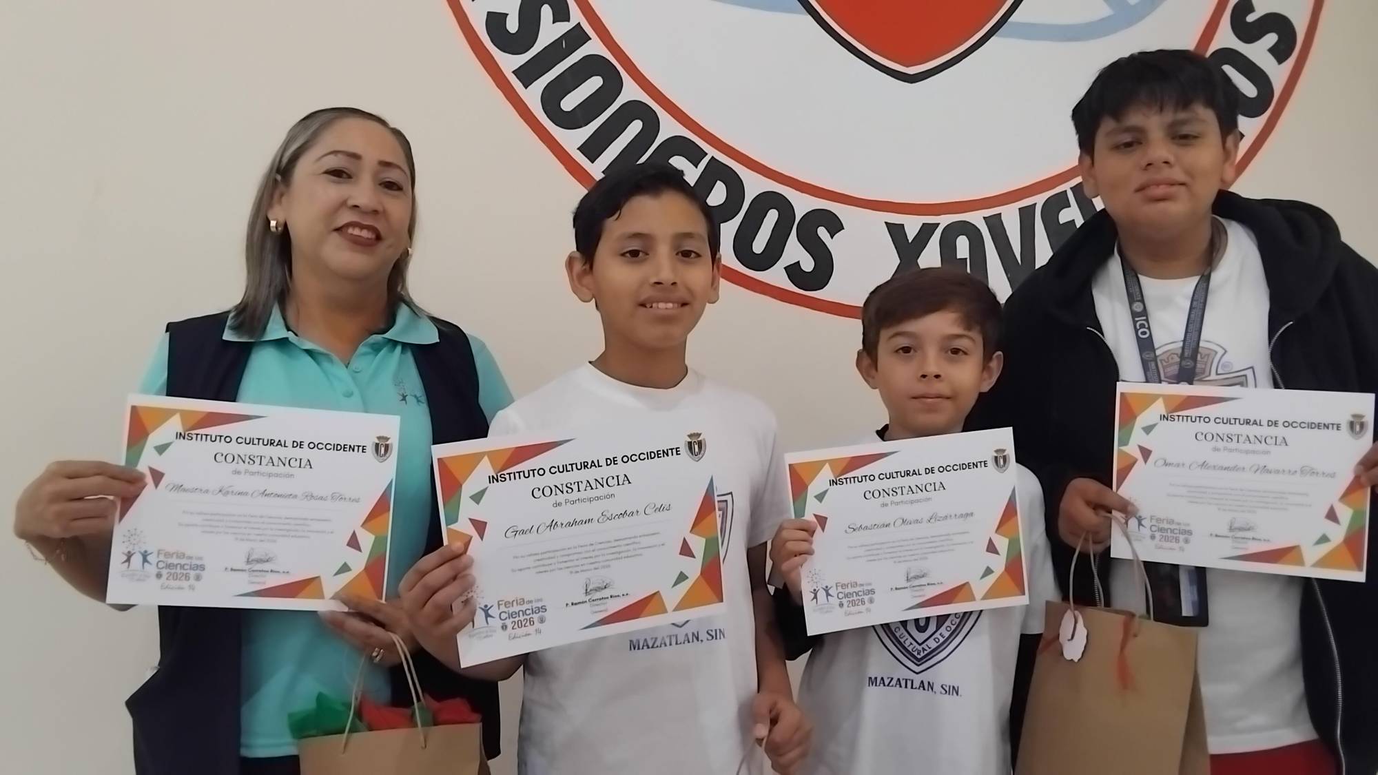 $!La maestra Karina Rosas junto a sus alumnos Gael Abraham Escobar, Sebastián Olivas y Omar Alexander Navarro.