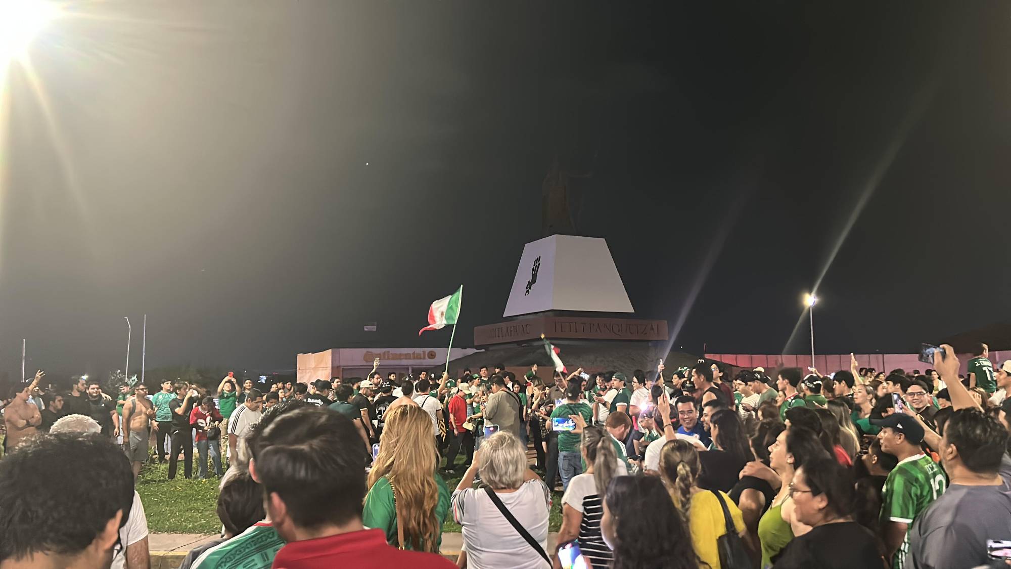 $!Afición culichi celebra en la glorieta Cuauhtémoc el pase de México a octavos del Mundial 2026