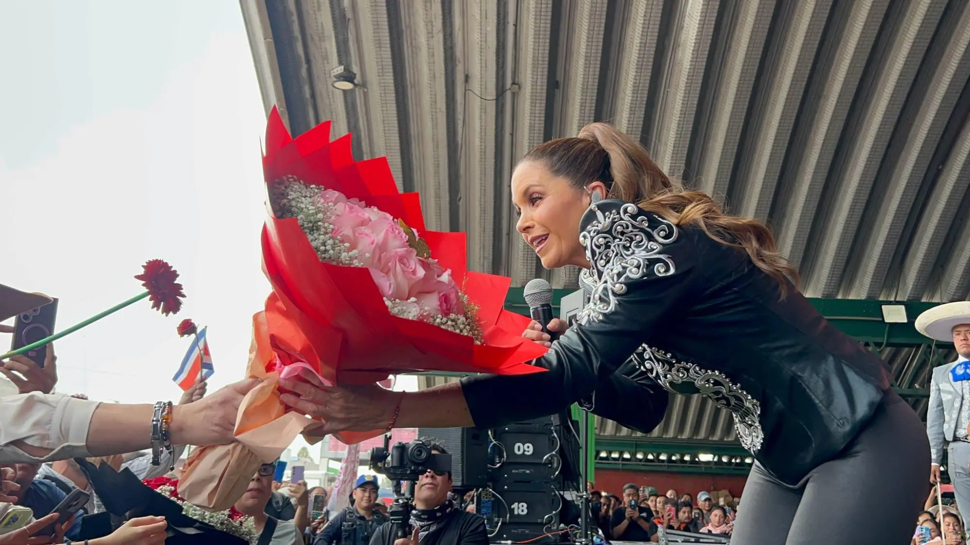 $!La cantante recibió el cariño de la gente durante su presentación.