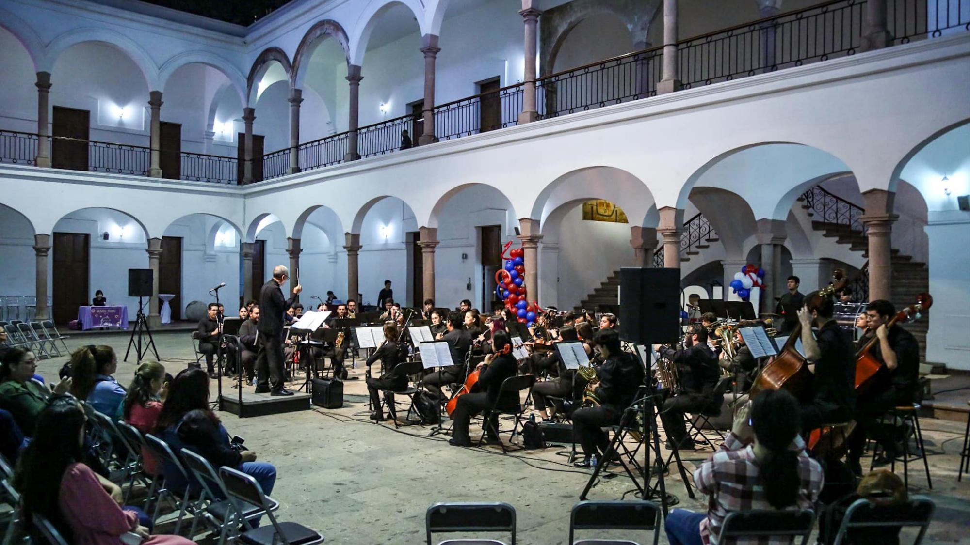 $!La Banda interpretó un amplio programa con música alusiva a la celebración.