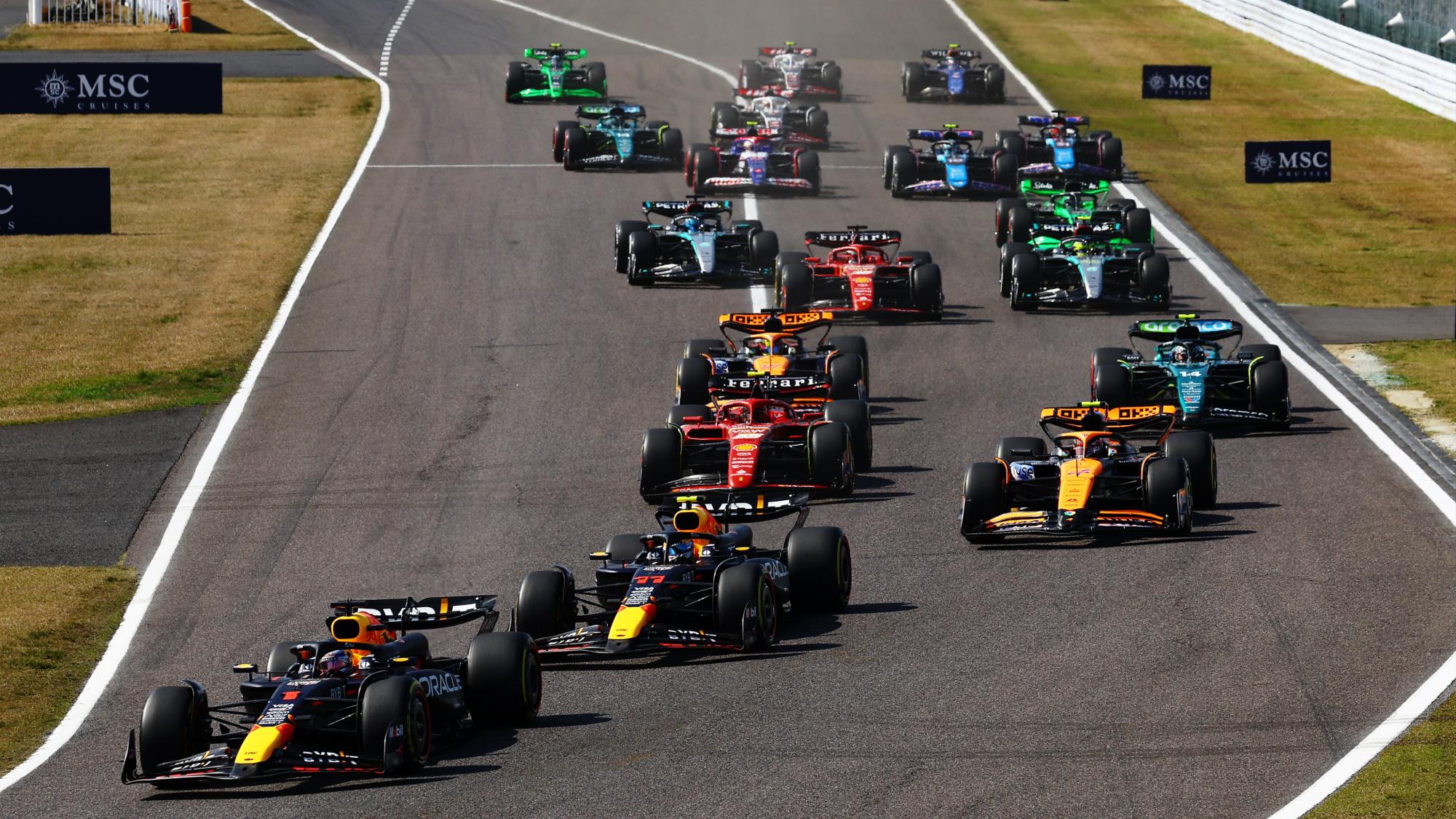 $!Verstappen y Checo dan doblete a Red Bull en el GP de Japón