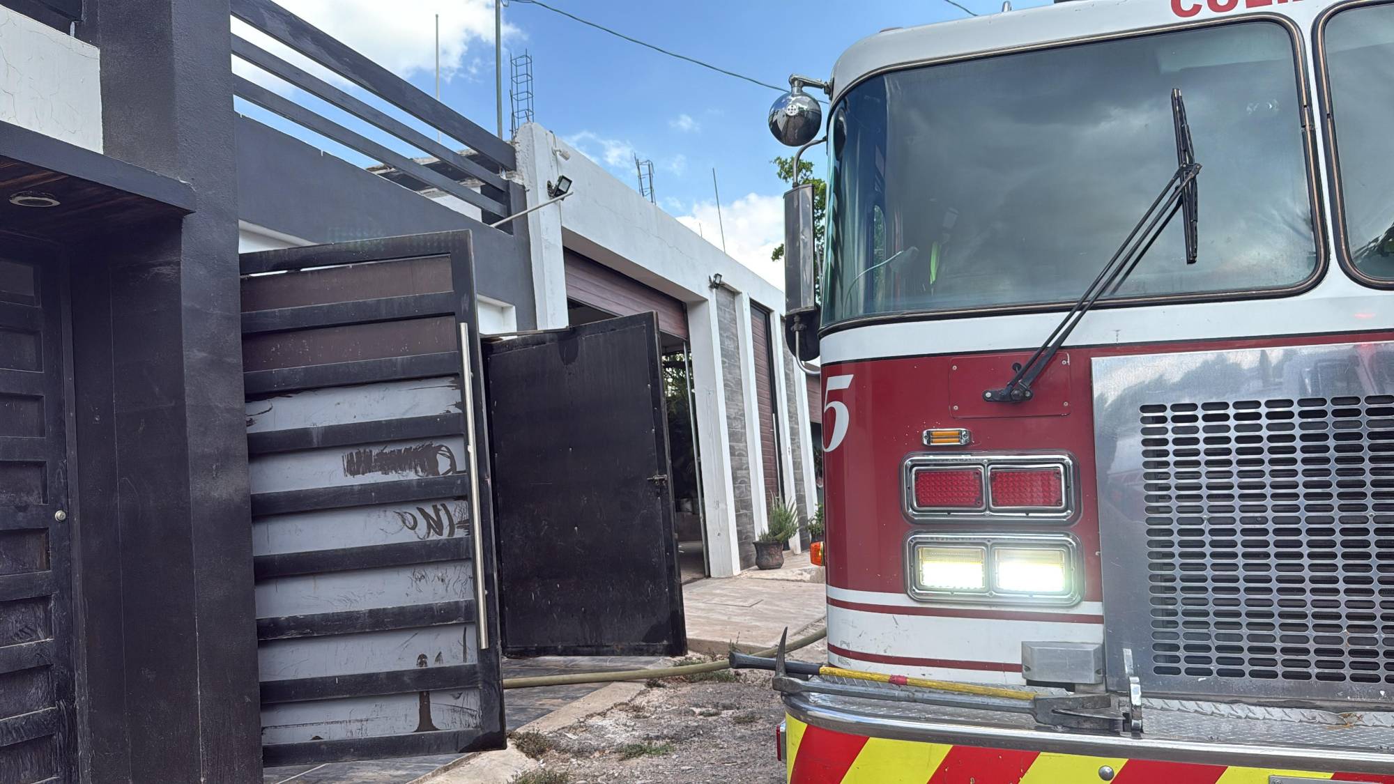 $!Atacan a balazos y queman dos viviendas en Culiacán; una mujer resulta intoxicada