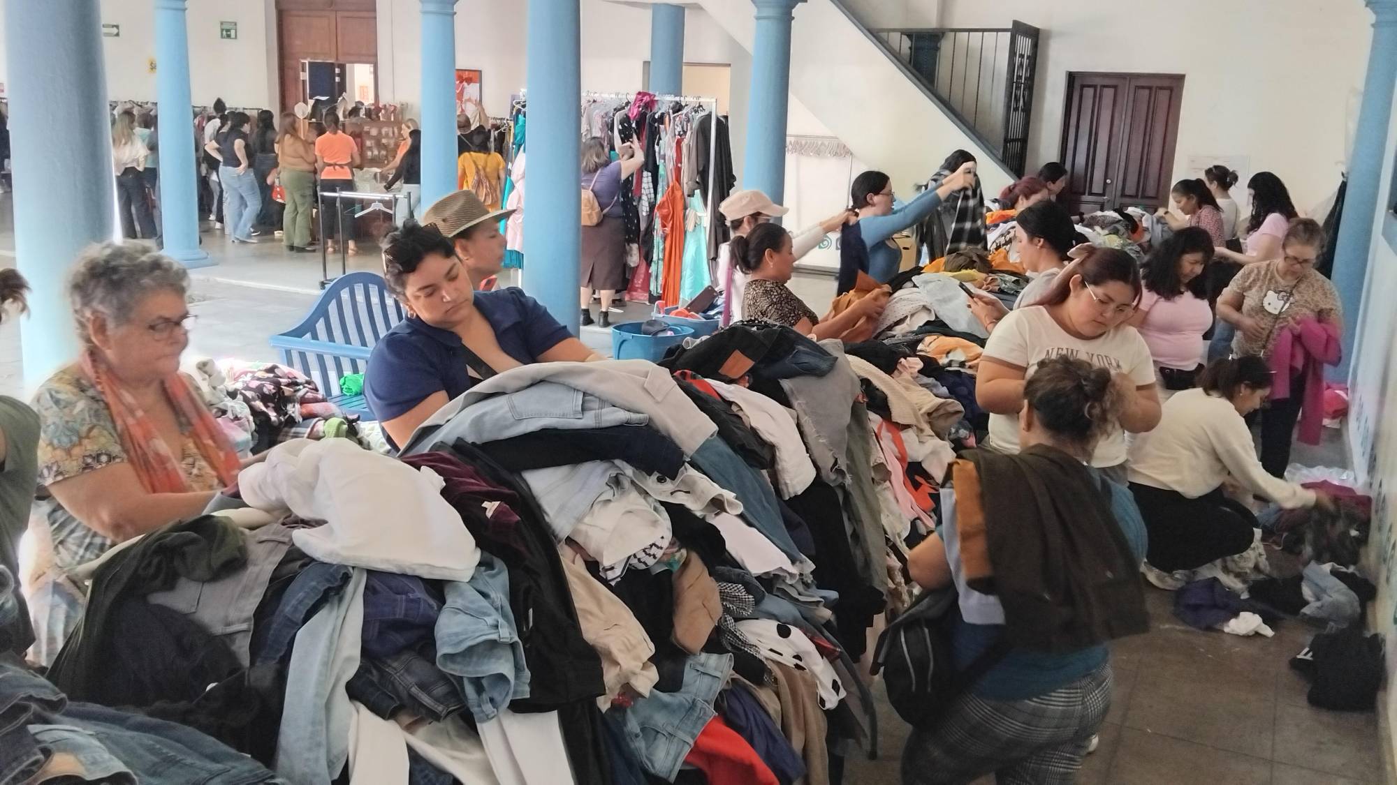 $!Ropa, juguetes y artículos diversos fueron parte de la oferta que atrajo a decenas de mazatlecos al evento solidario.