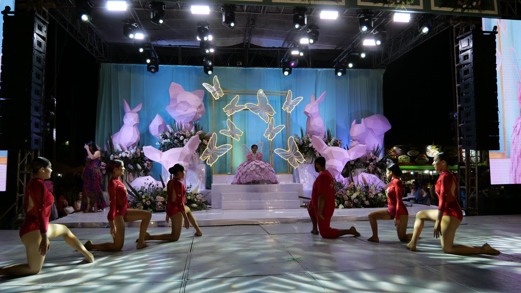 $!Con personajes de Disney coronan a Elva Alejandra I, como Reina Infantil de la Feria en Rosario