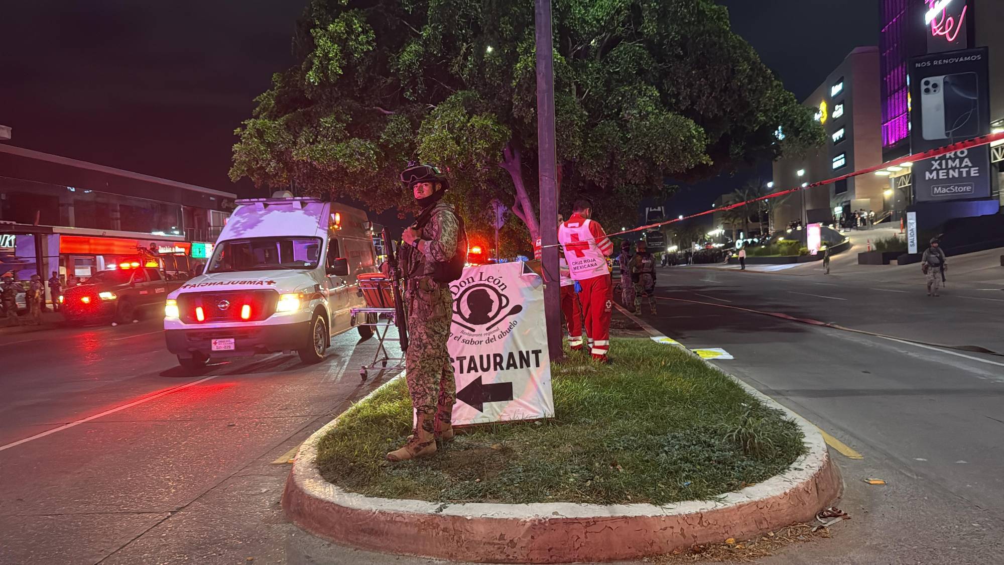 $!Evacuan plaza comercial en el sector Tres Ríos de Culiacán por fuga de gas tóxico