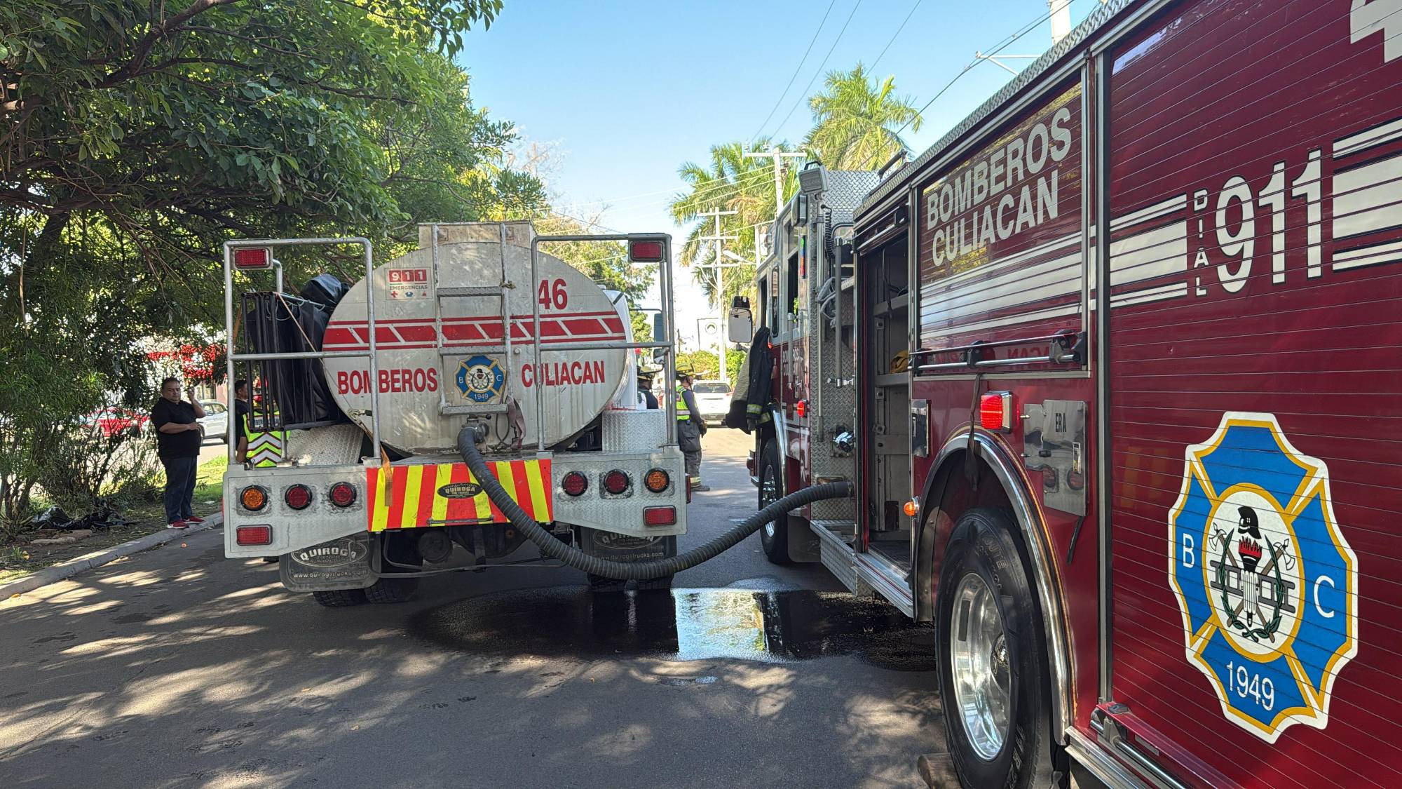 $!Incendio en vivienda moviliza a bomberos y militares en Las Quintas, en Culiacán