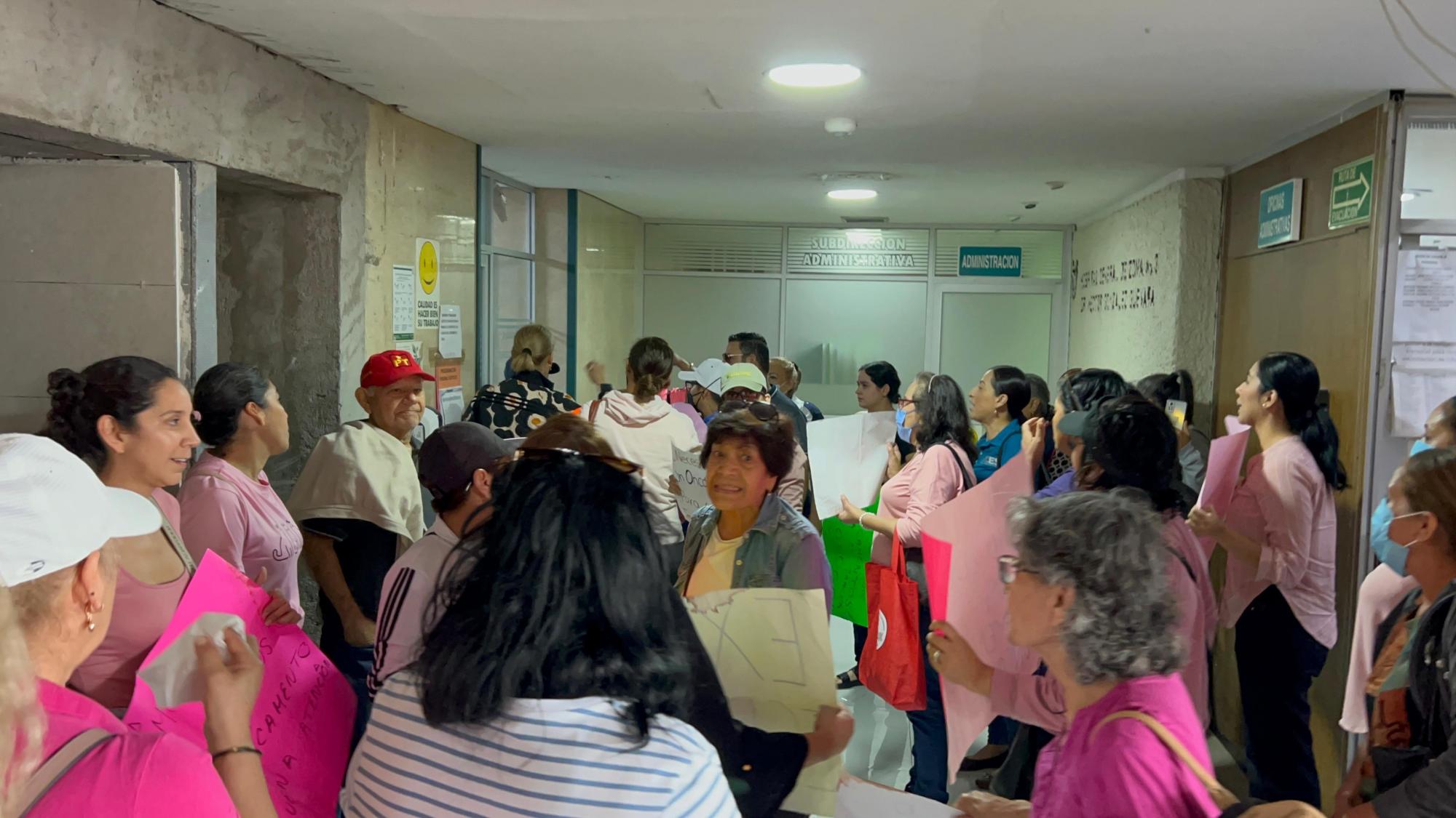 $!Se manifiestan pacientes de oncología del IMSS por desabasto de medicamento
