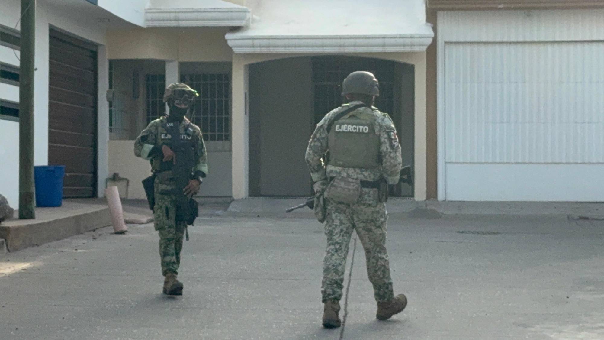 $!Mujer resulta herida de bala en un domicilio de la Genaro Estrada, en Culiacán; la transportan a un hospital