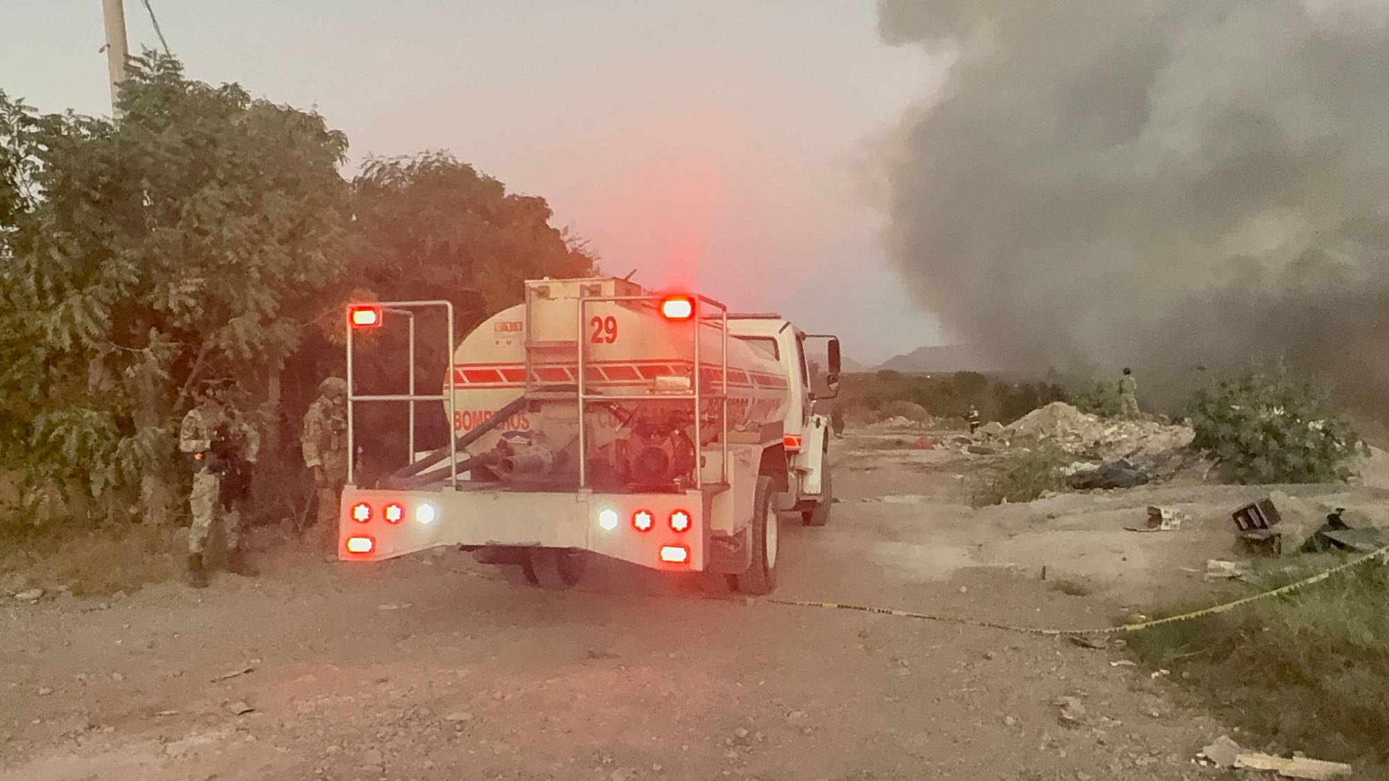 $!Incendio de un tractocamión y de basura en un relleno sanitario provoca grandes columnas de humo al sur de Culiacán
