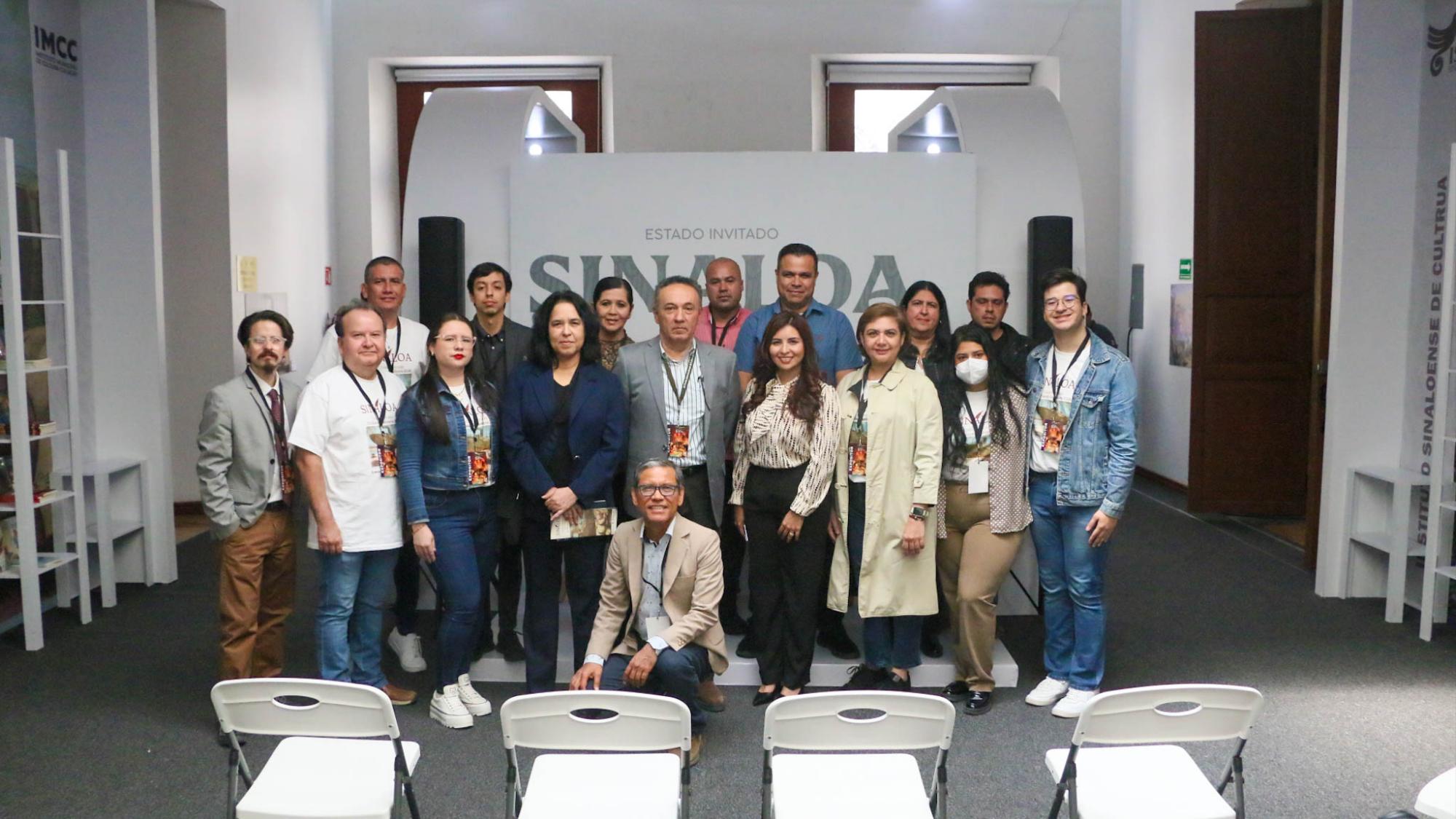 $!Comitiva de funcionarios del Instituto Sinaloense de Cultura, escritores y creadores sinaloenses.