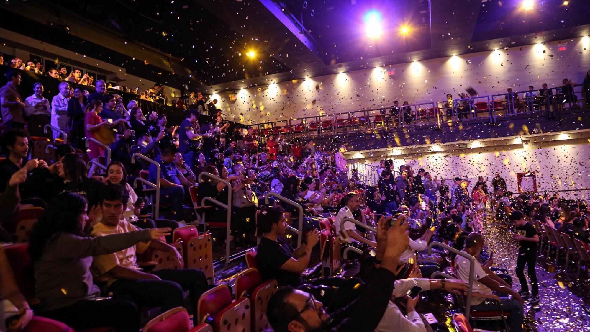 $!El público reconoció a los artistas con prolongados aplausos.