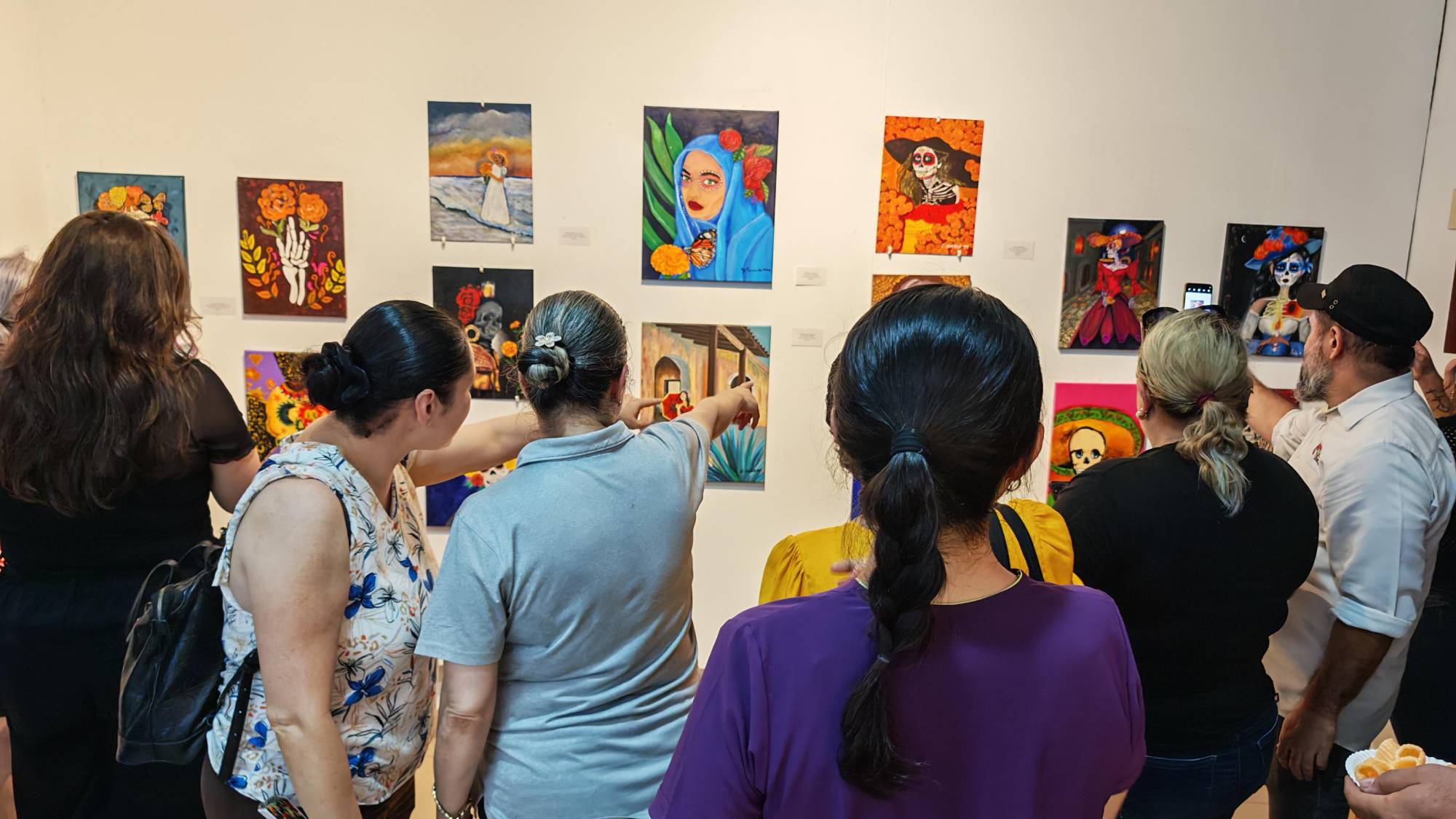 $!El público aprecia la muestra.