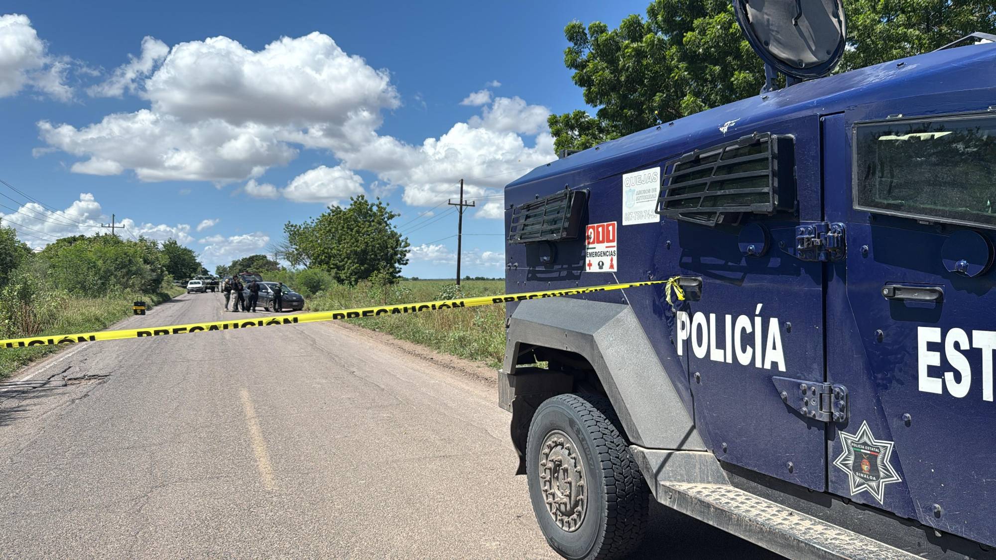 $!Hallan dos brazos esposados en un auto abandonado en Villa Juárez, Navolato