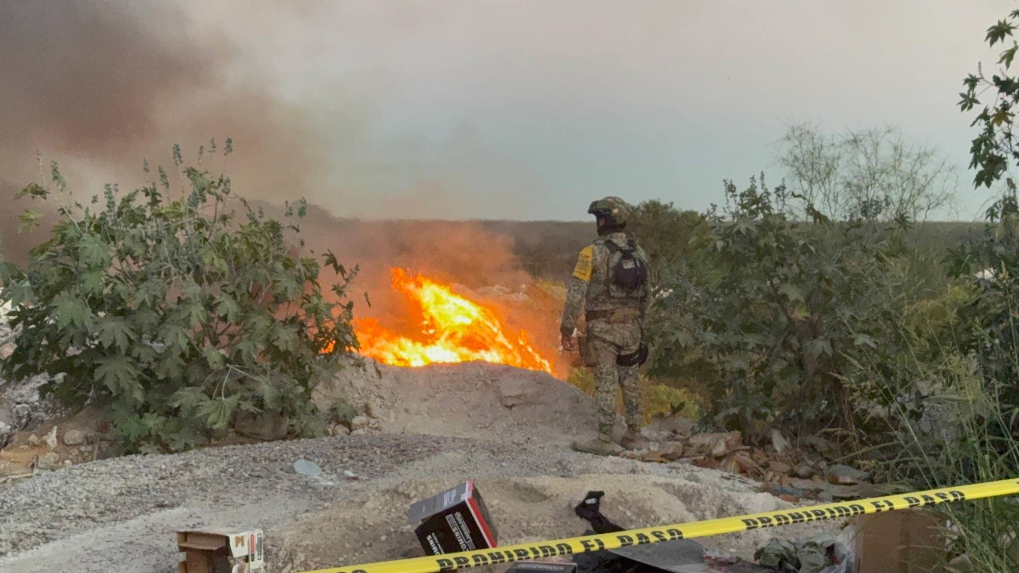 $!Incendio de un tractocamión y de basura en un relleno sanitario provoca grandes columnas de humo al sur de Culiacán