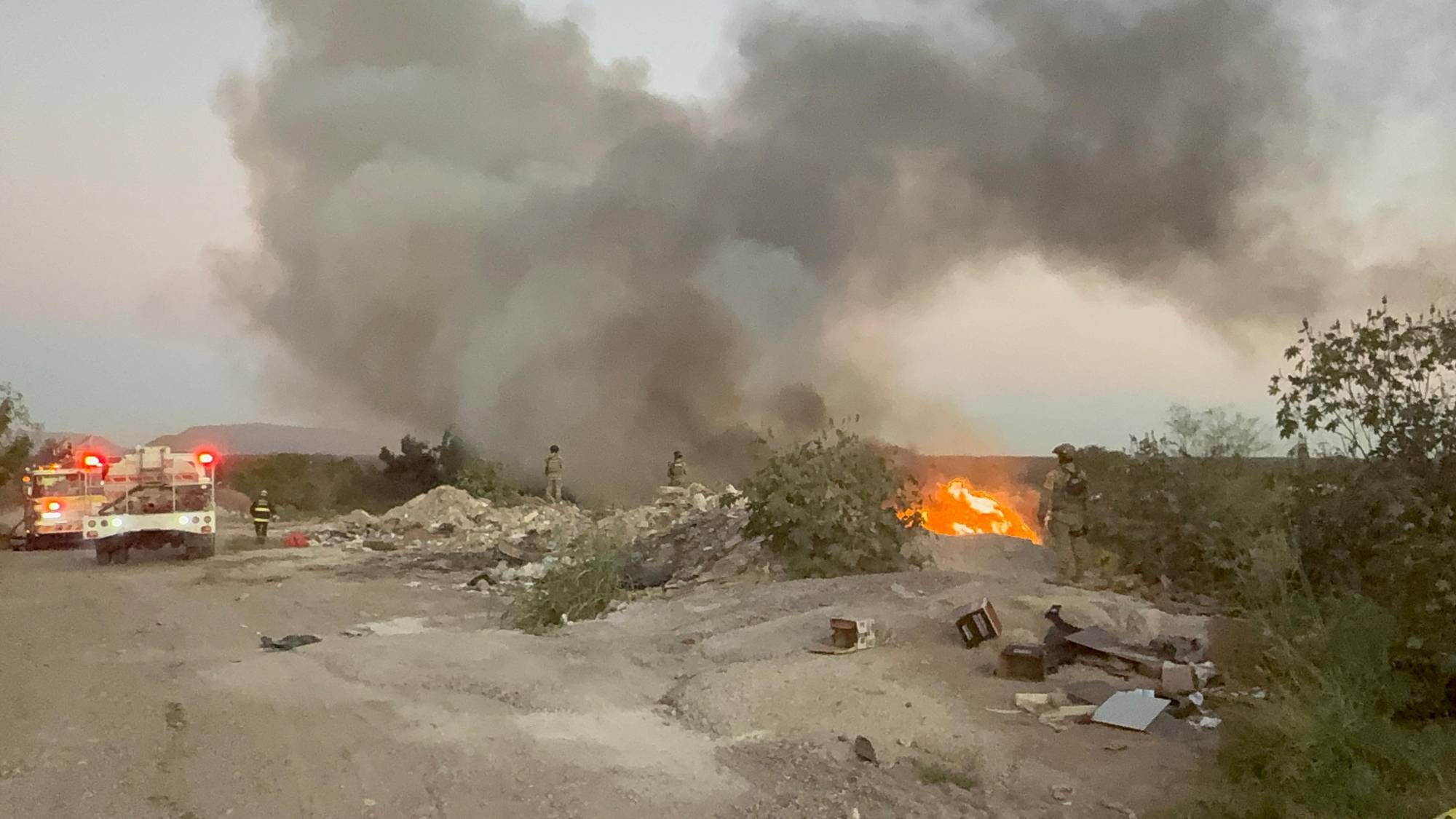 $!Incendio de un tractocamión y de basura en un relleno sanitario provoca grandes columnas de humo al sur de Culiacán