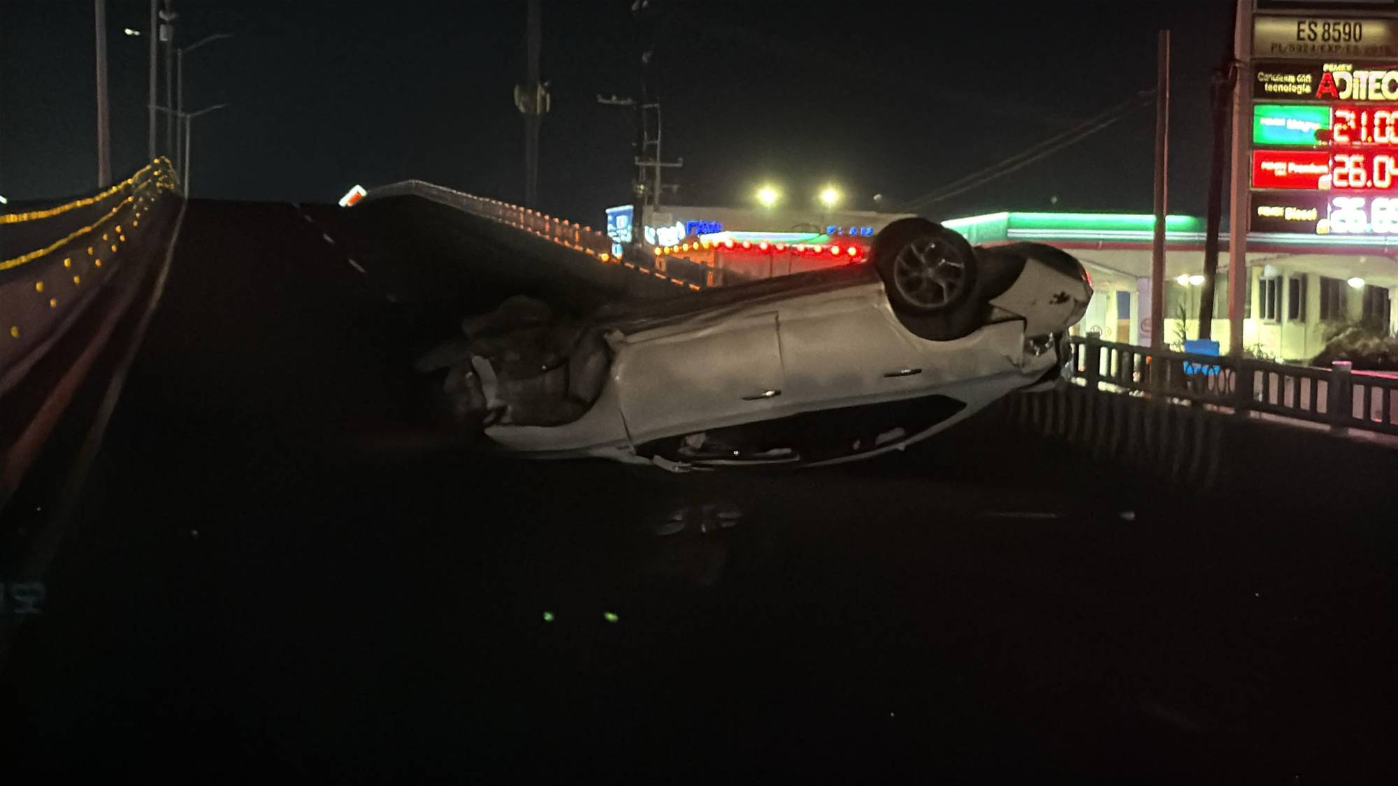 $!Conductor pierde el control de su vehículo y vuelca por el puente de la Ley del Valle, en Culiacán