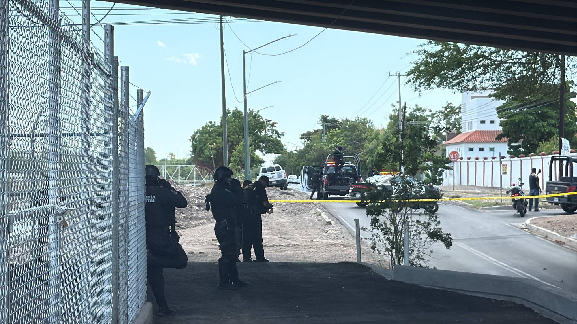 $!Encuentran hombre sin vida y con huellas de violencia por detrás de unas canchas de béisbol en Culiacán