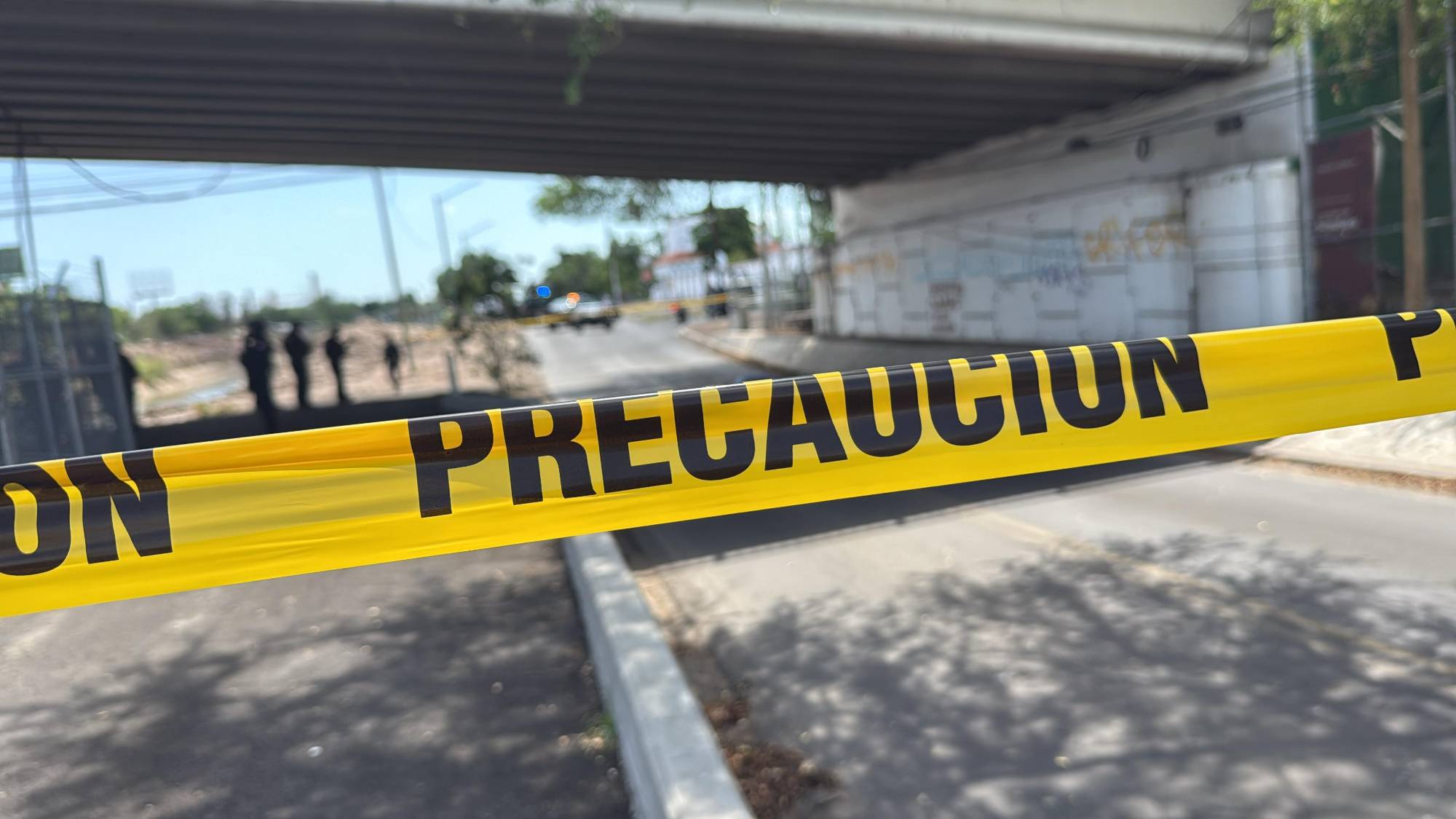 $!Encuentran hombre sin vida y con huellas de violencia por detrás de unas canchas de béisbol en Culiacán