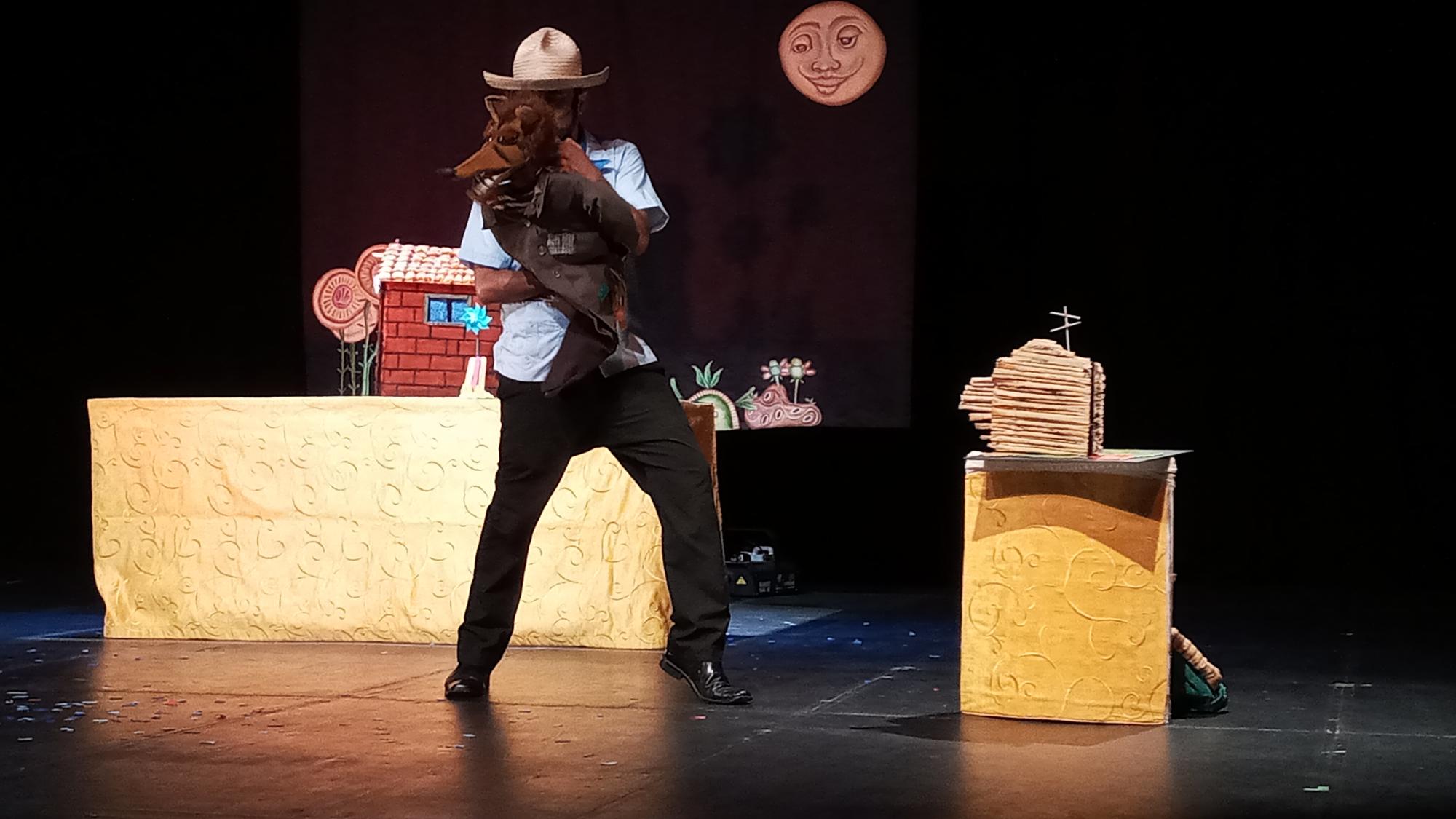 $!Aborda el monólogo ‘La verdadera historia de los tres cochinitos’, el fenómeno de la migración