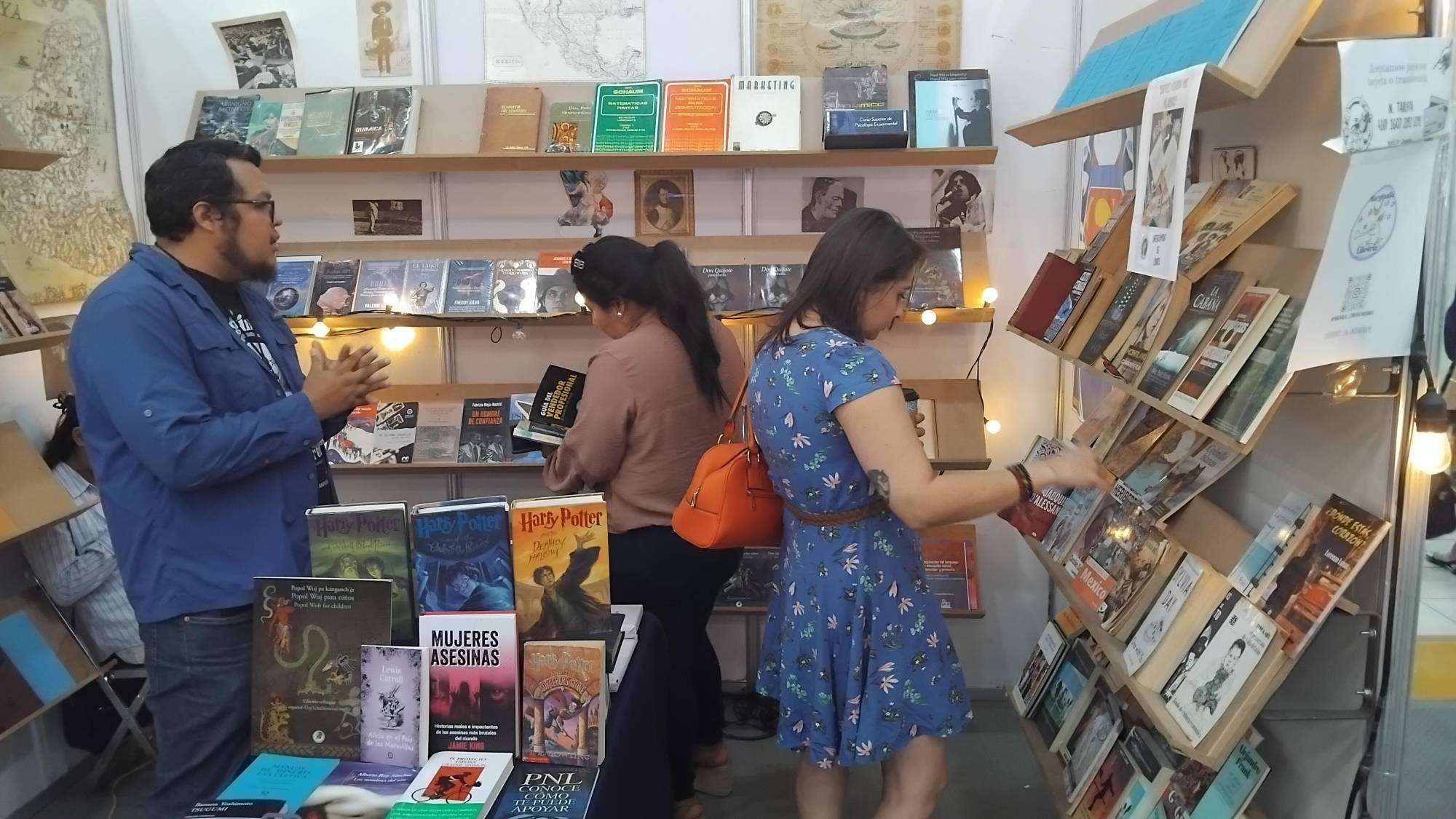 $!Asistentes recorren los stands editoriales y descubren títulos de autores locales, nacionales e internacionales.