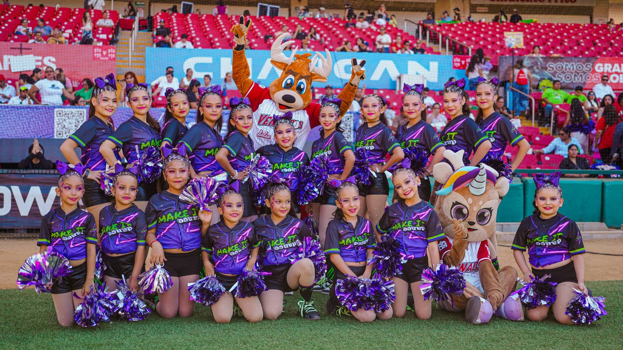 $!El equipo de porras aprovecha el momento para tomarse fotografías con el Venny.