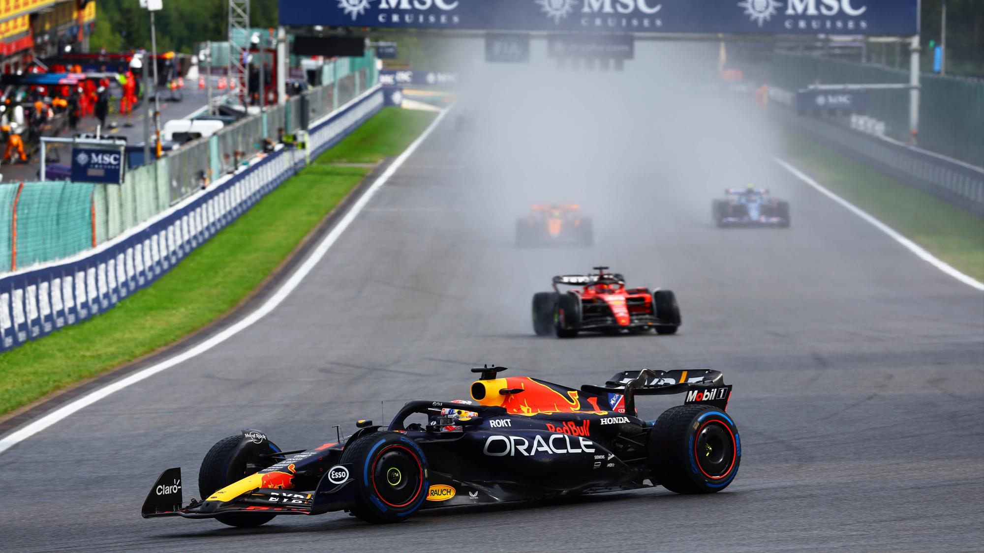 $!Checo abandona Sprint de Bélgica tras roce con Hamilton