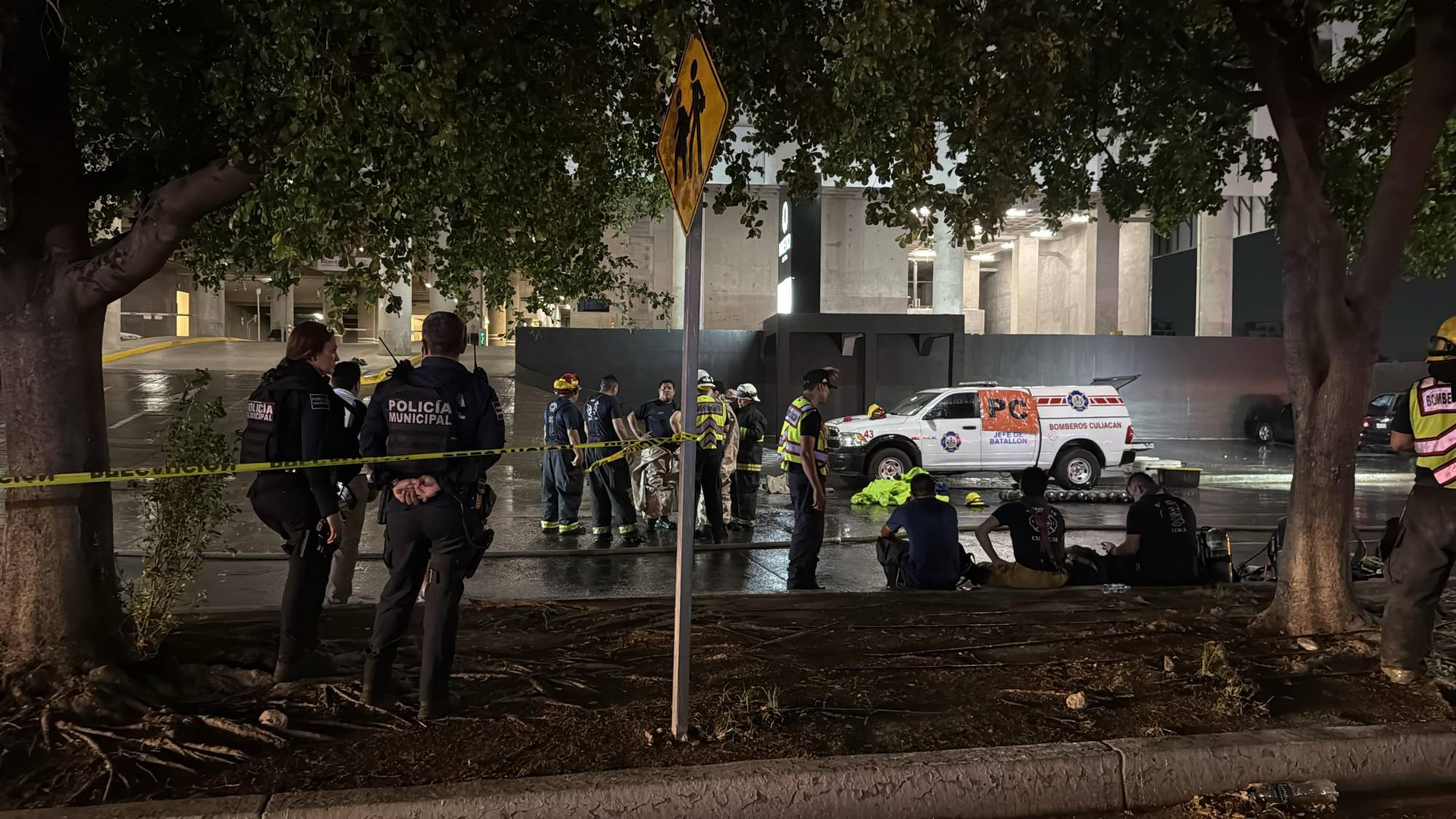 $!Evacuan plaza comercial en el sector Tres Ríos de Culiacán por fuga de gas tóxico