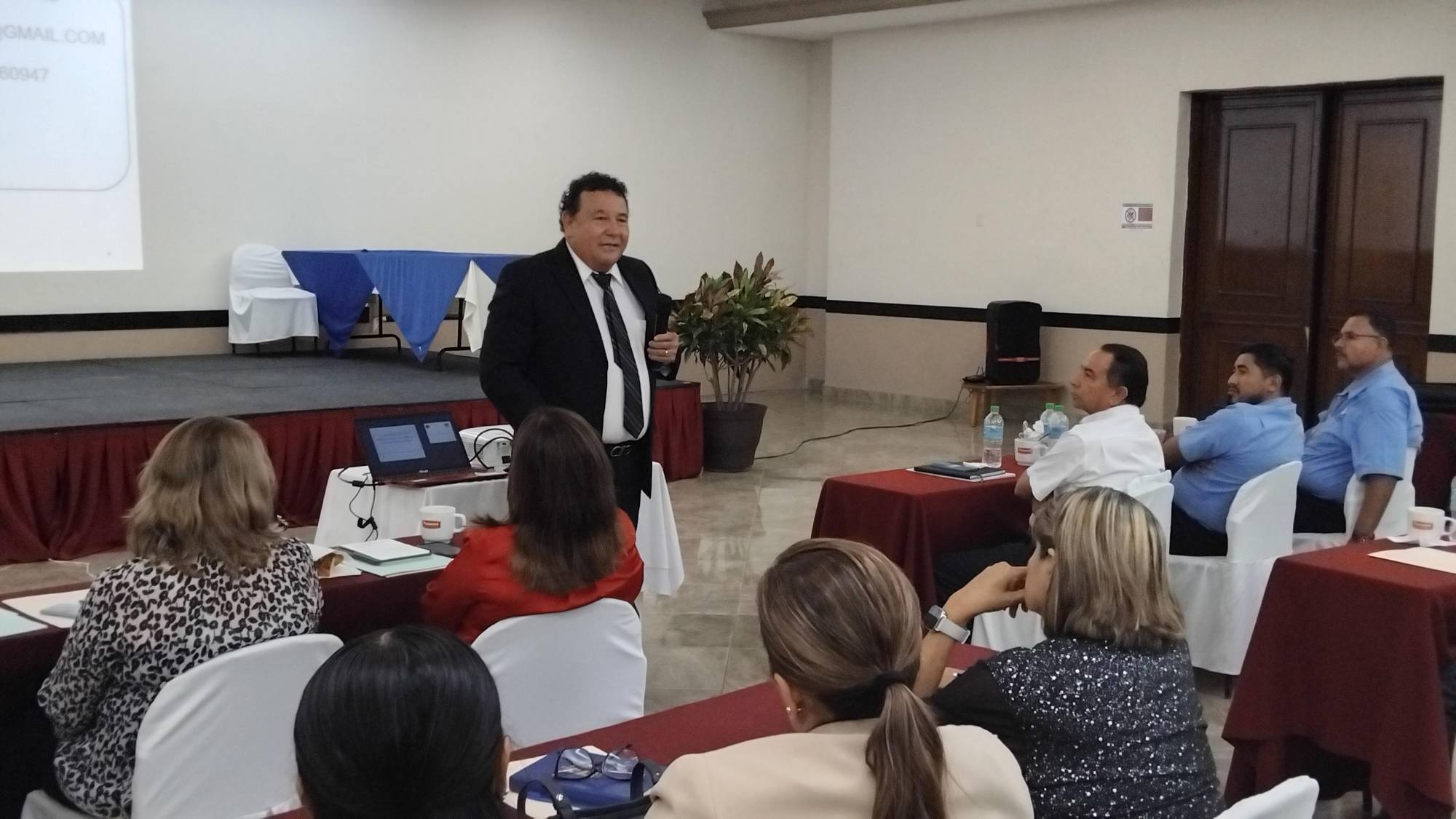 $!El expositor Eleazar González Velázquez compartió conocimientos sobre actualización profesional.