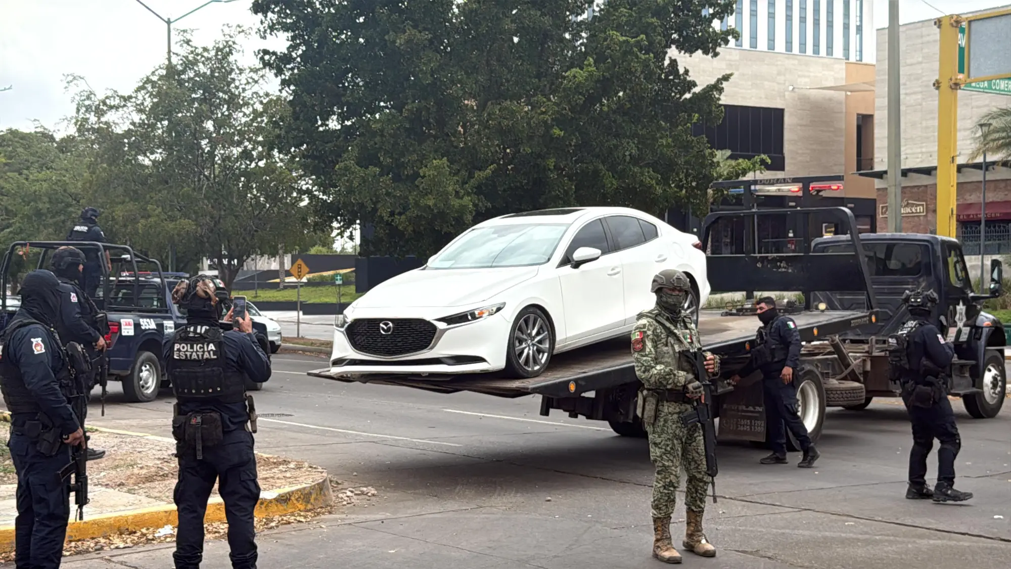 $!Recuperan auto robado frente a plaza del Tres Ríos, en Culiacán; hay un detenido