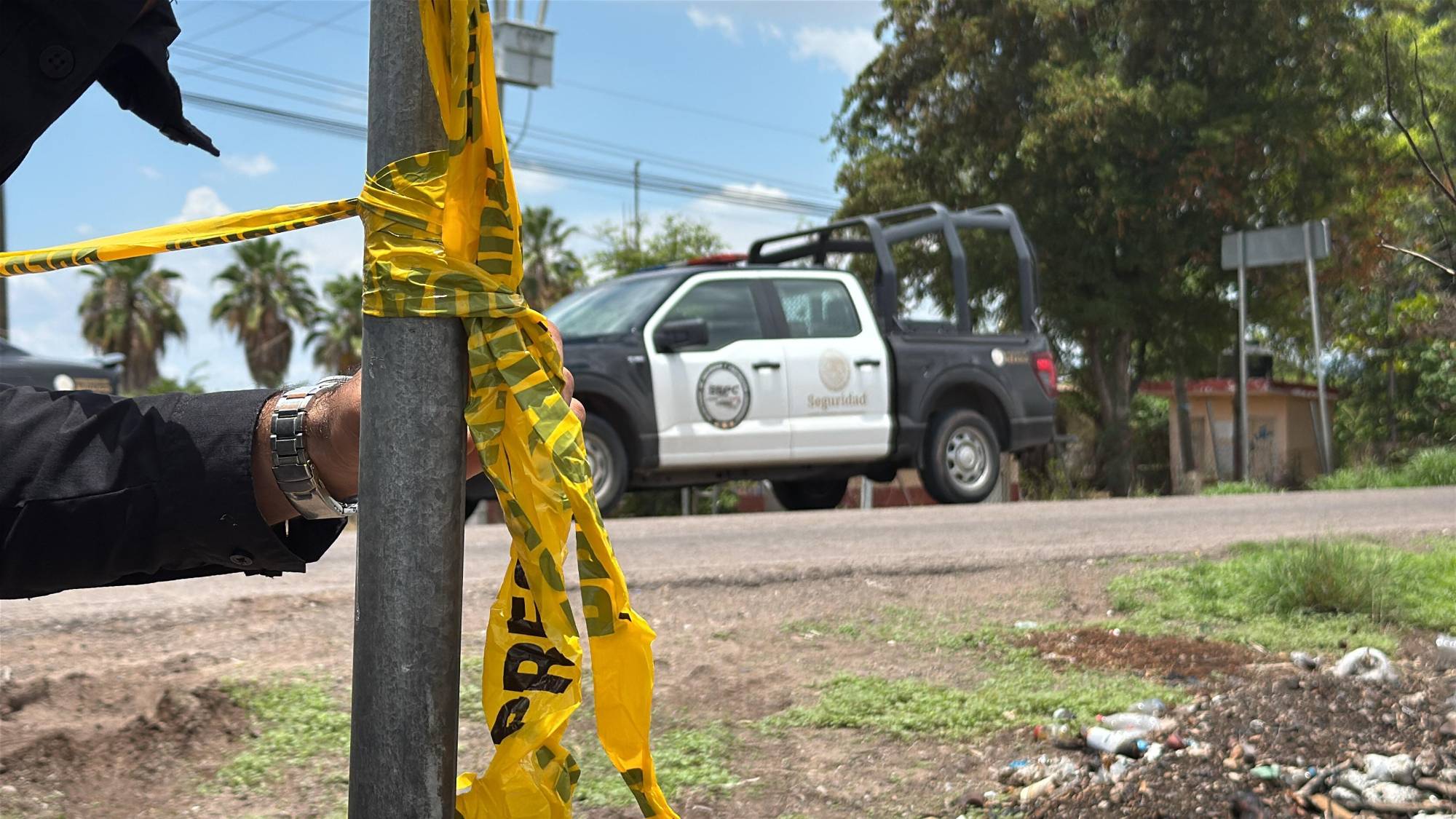 $!Abandonan hielera con restos humanos en carretera “La 20”, al sur de Culiacán