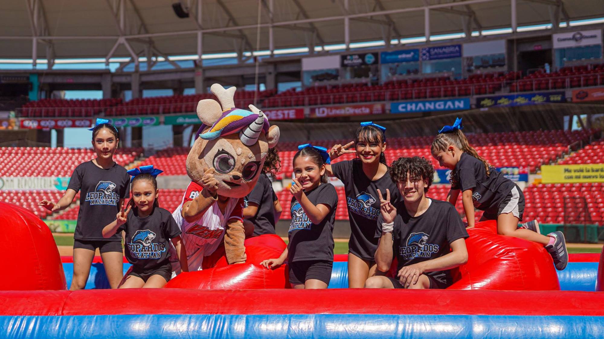 $!Niñas disfrutan de juegos inflables y actividades recreativas durante la jornada del bazar, aquí junto a Vennycornia.