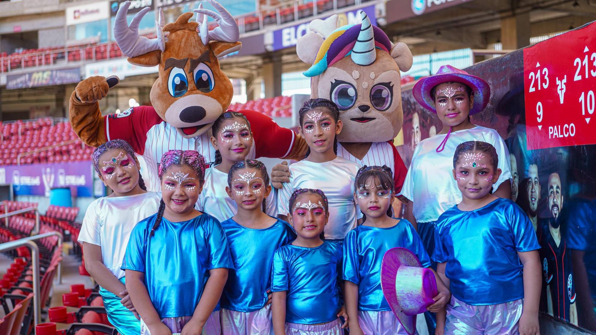 $!Venny y Vennycornia comparten momentos de diversión con los grupos asistentes, llenando de alegría y entusiasmo el ambiente del evento.