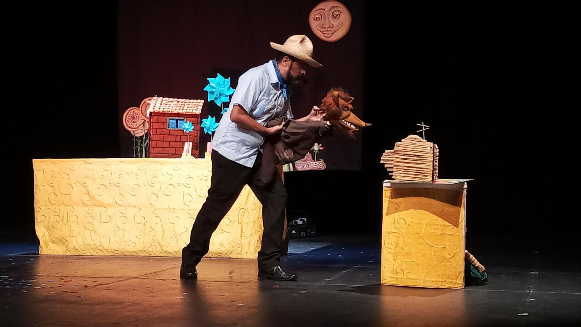 $!Aborda el monólogo ‘La verdadera historia de los tres cochinitos’, el fenómeno de la migración