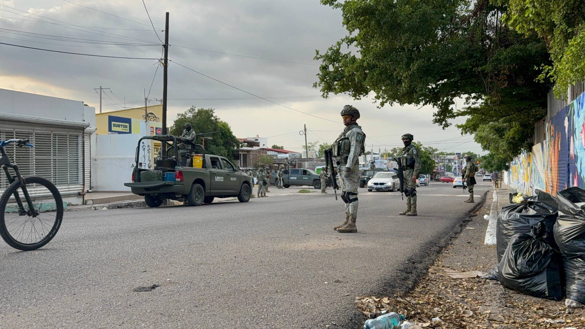 $!Hieren de bala a un hombre frente a ferretería de la Lázaro Cárdenas, en Culiacán; se lo llevaron a un hospital