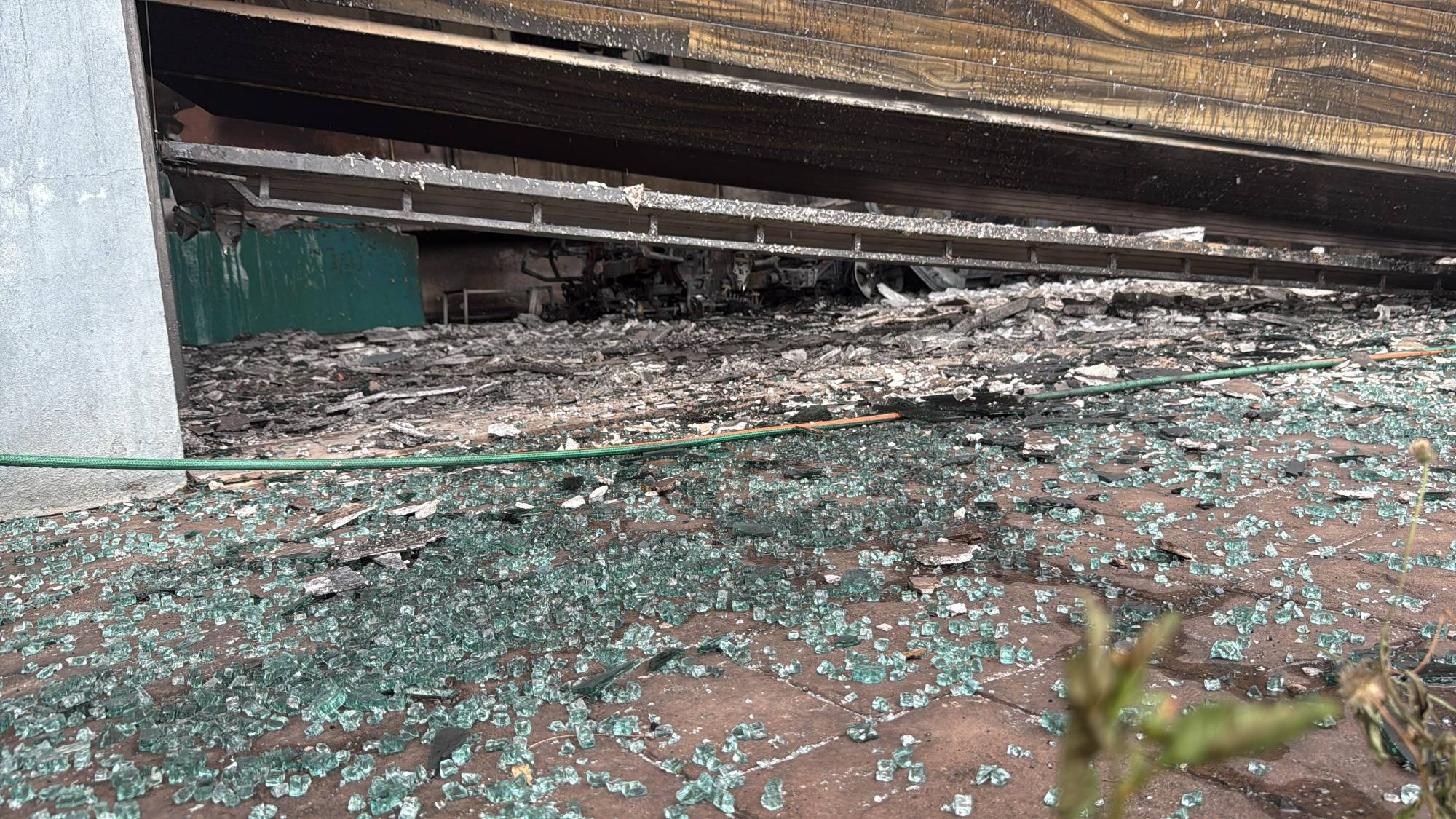 $!Atacan a balazos y queman dos viviendas en Culiacán; una mujer resulta intoxicada