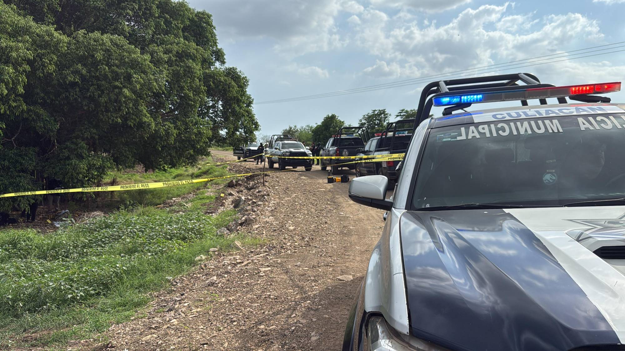 $!Hallan un hombre asesinado a balazos y con mensaje en cartulina al norte de Culiacán