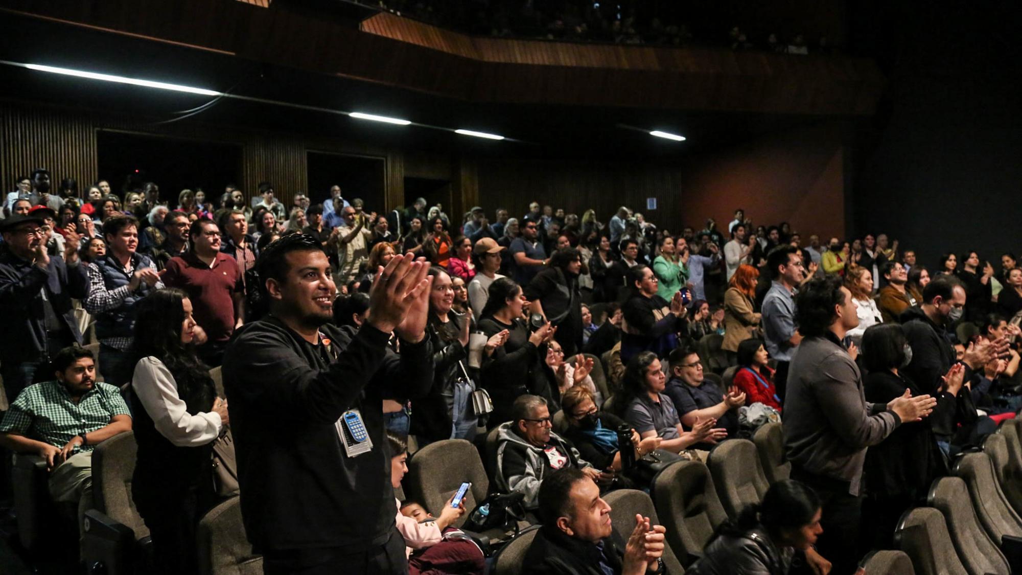 $!El público aplaude de pie el concierto de la OSSLA.
