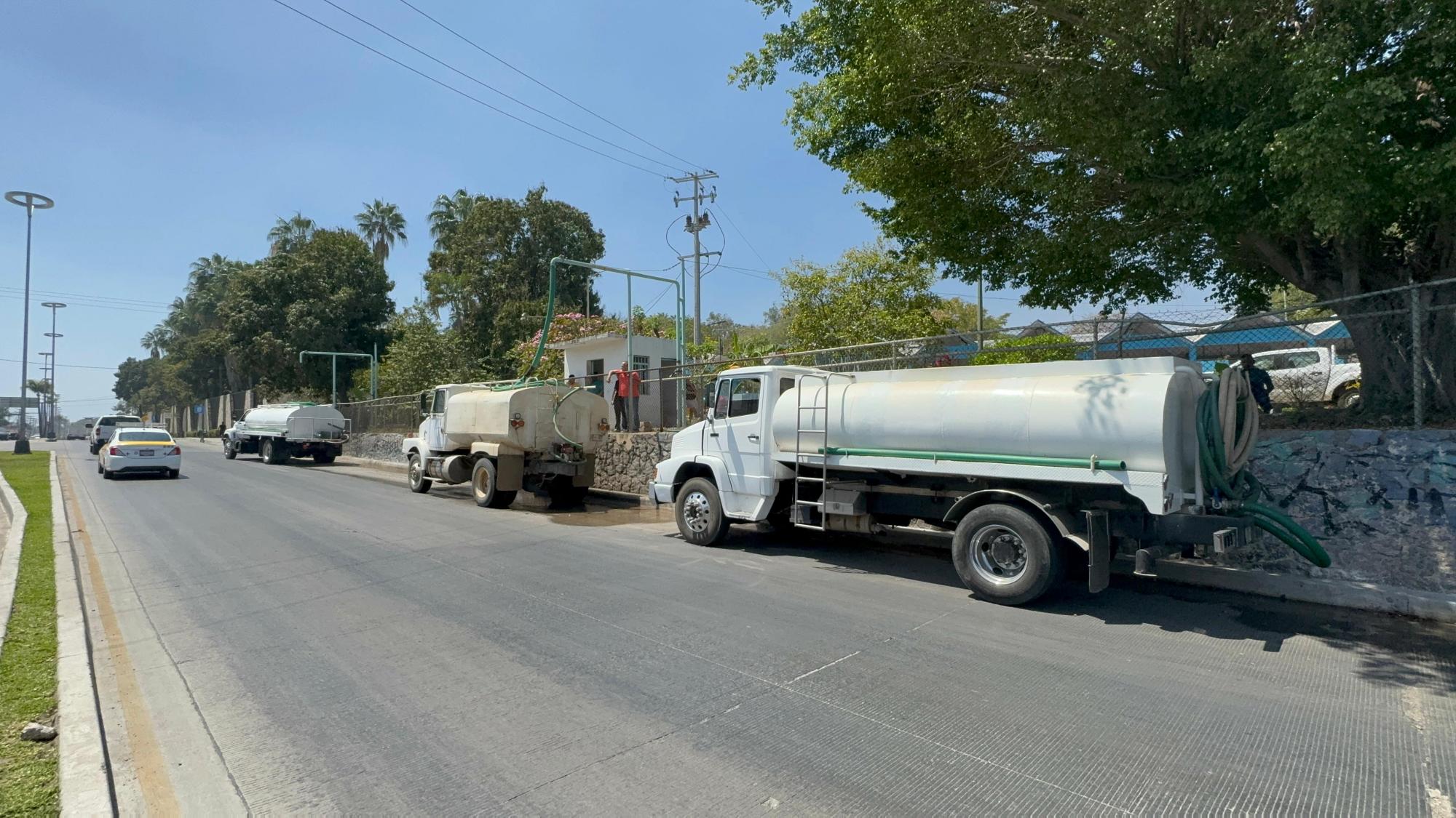 $!En plena sequía Jumapam ha destinado 360 mil litros de agua potable para tratar de apagar el incendio en el basurón