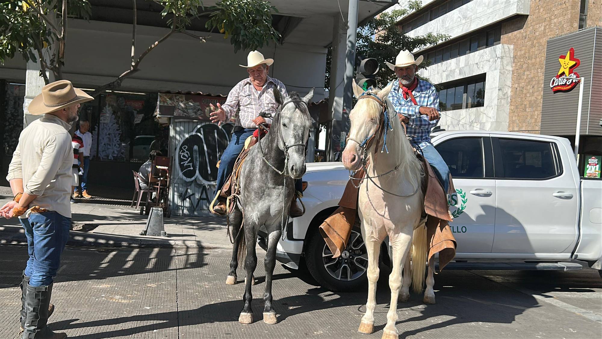 $!Celebran cabalgata por Culiacán para dar inicio a la Feria Ganadera 2025