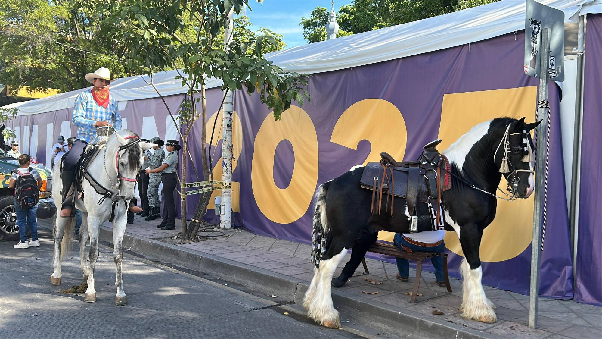 $!Celebran cabalgata por Culiacán para dar inicio a la Feria Ganadera 2025