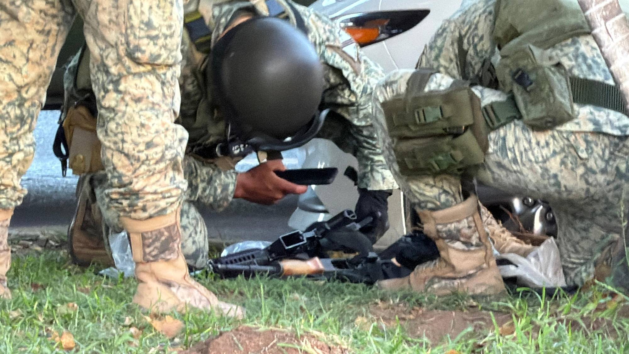 $!Persecución en Tres Ríos deja vehículo abandonado y armas aseguradas en Culiacán