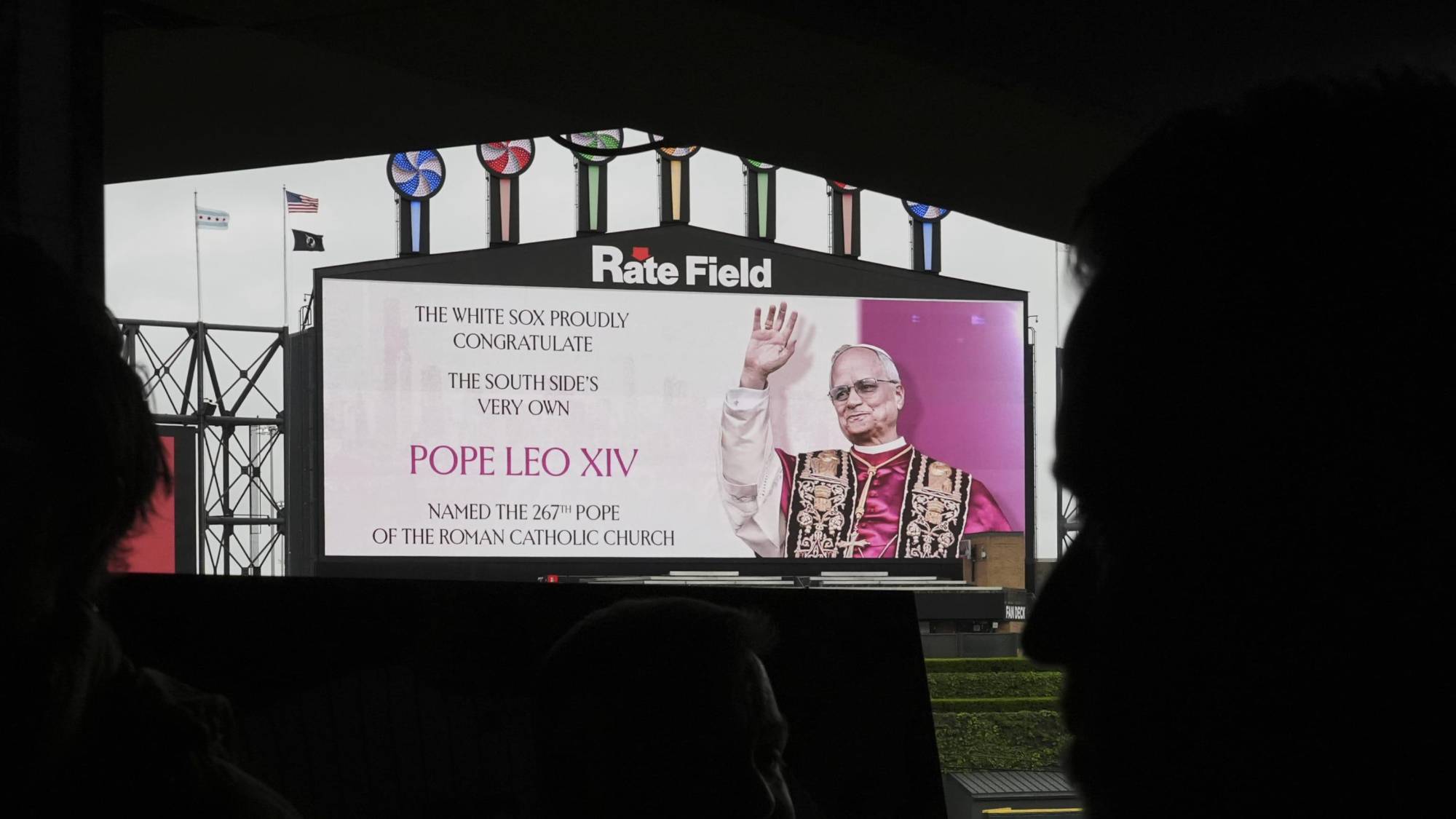 $!Los Medias Blancas honran al Papa León XIV con placa en asiento que ocupó en la Serie Mundial