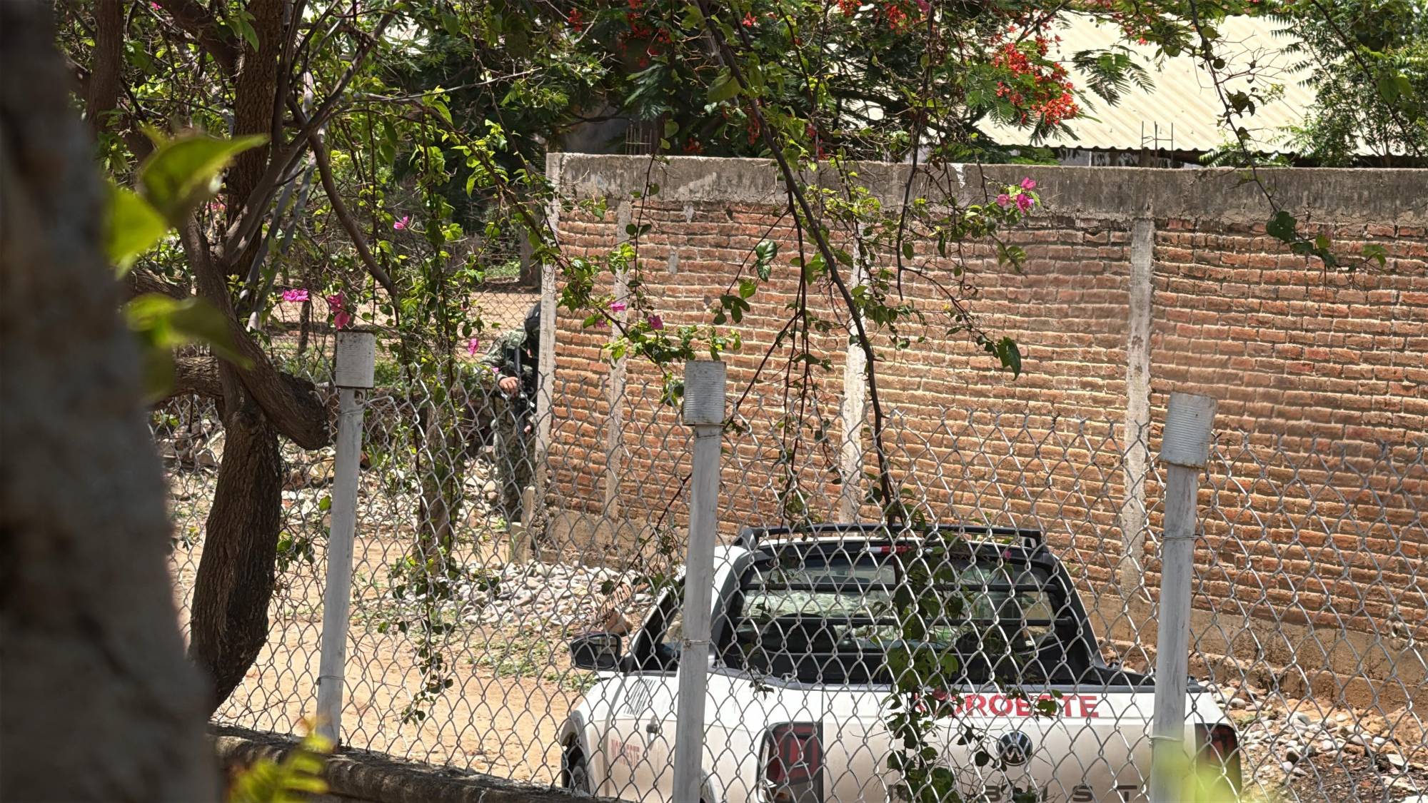 $!Periodistas quedan atrapados en fuego cruzado durante enfrentamiento en El Pozo, Imala