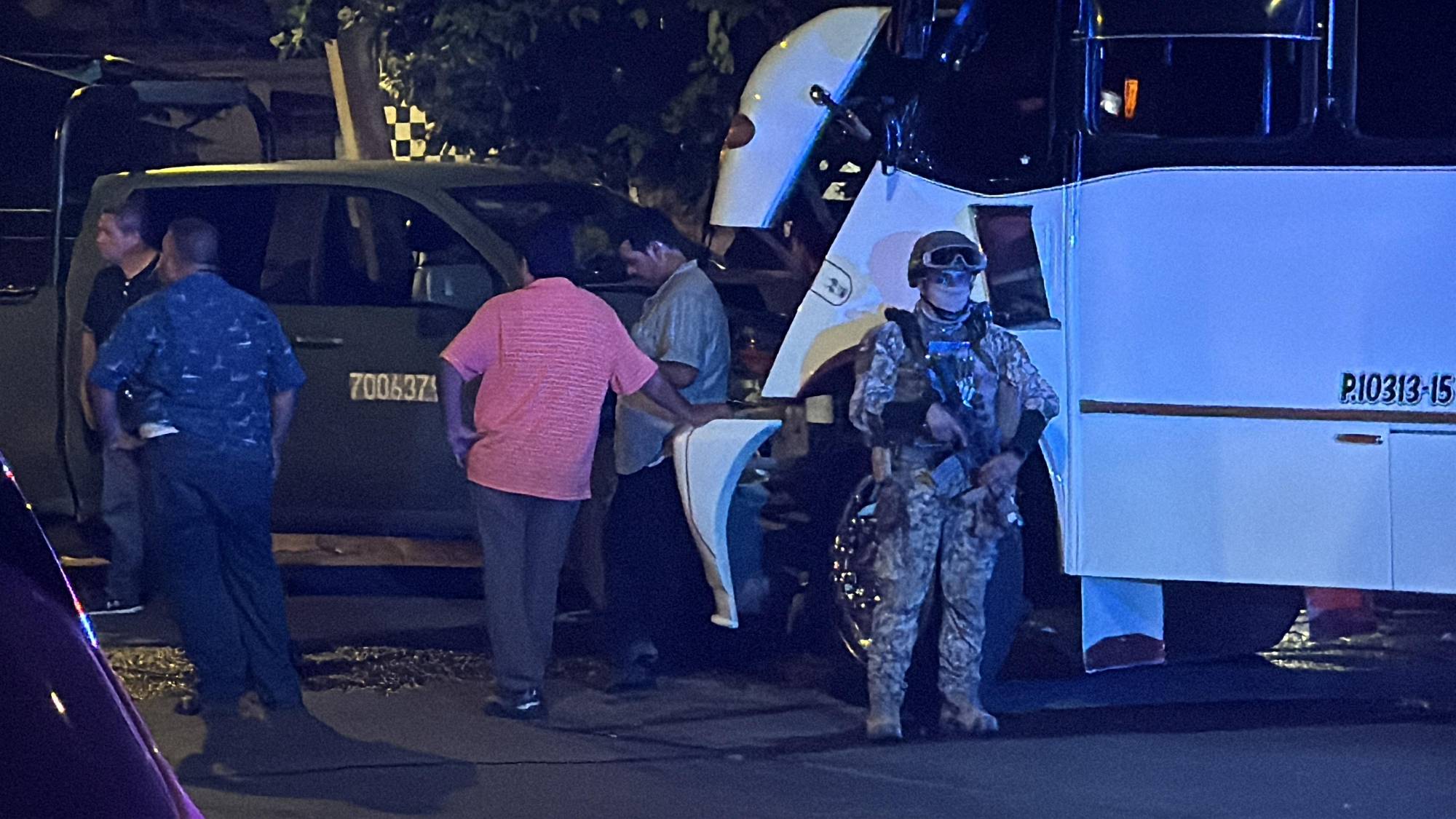 $!Durante persecución en Culiacán, militares capturan a dos civiles, pero chocan contra un camión urbano