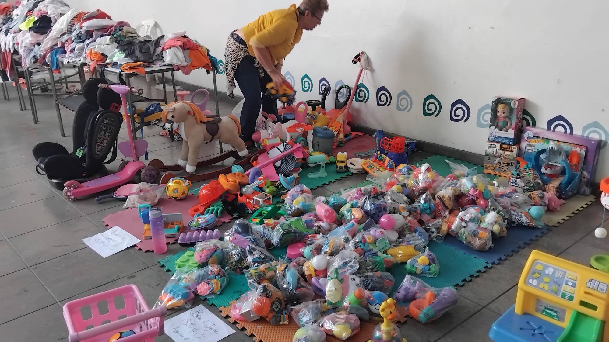 $!Ciudadanos mostraron su solidaridad al contribuir con la institución mediante la adquisición de artículos.