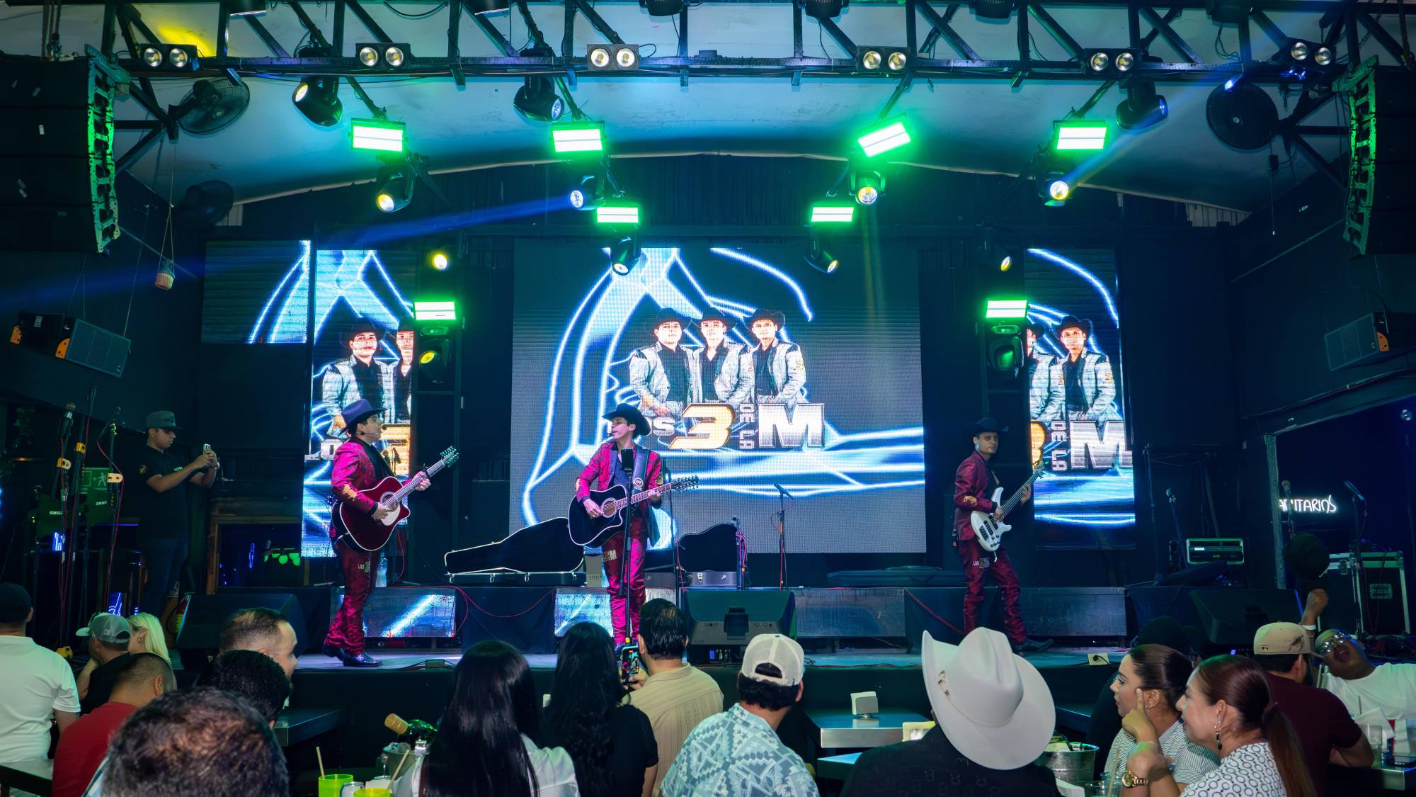 $!El grupo apuesta por mantener vivo el sonido sierreño, mezclando temas inéditos con clásicos de antaño, aquí en una de sus presentaciones.