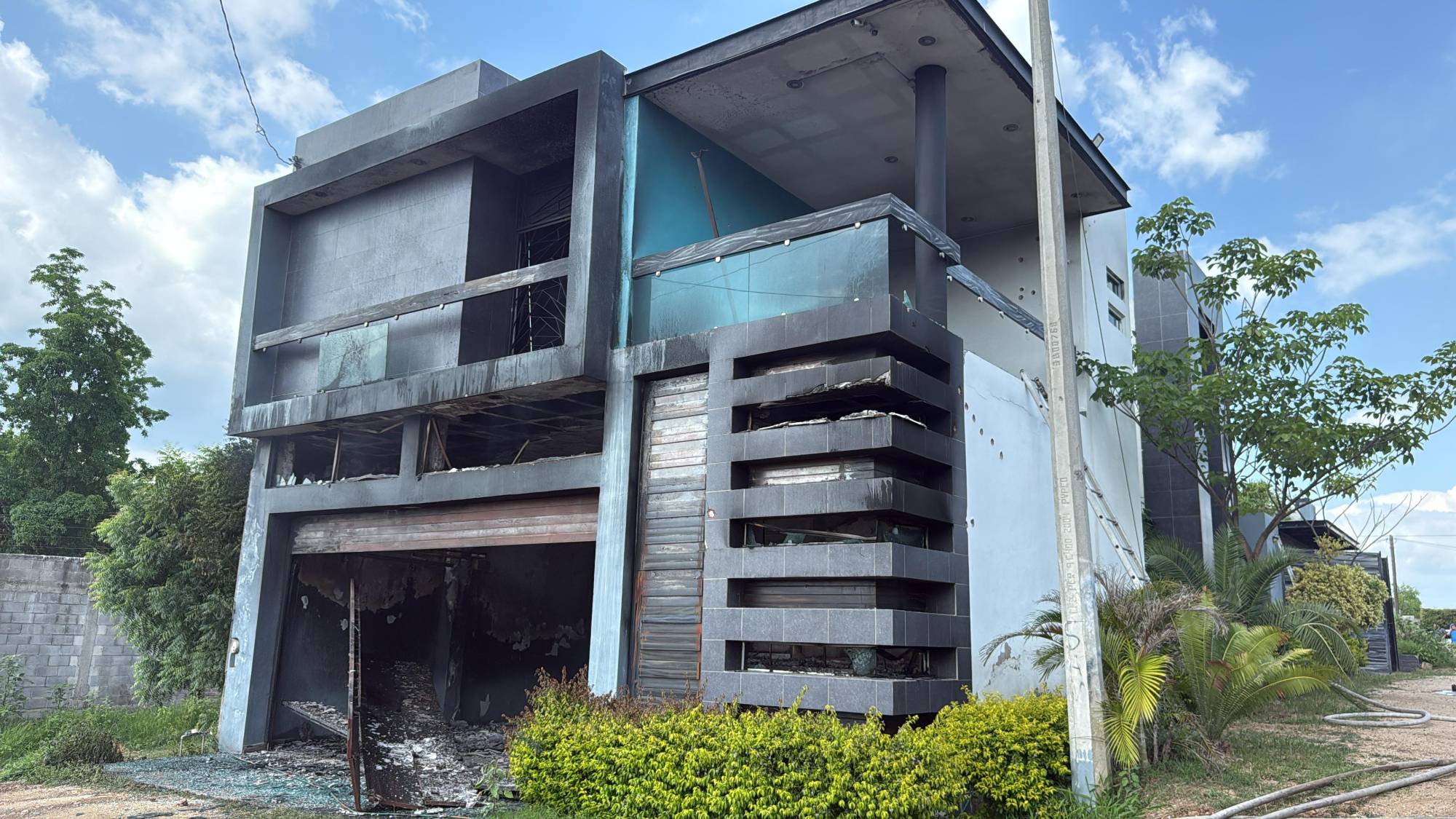 $!Atacan a balazos y queman dos viviendas en Culiacán; una mujer resulta intoxicada