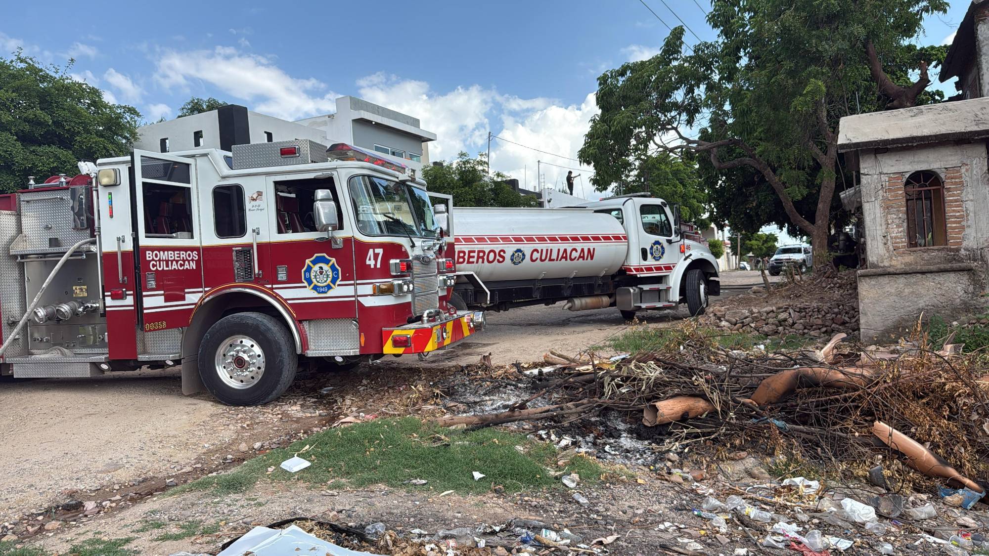 $!Atacan a balazos y queman dos viviendas en Culiacán; una mujer resulta intoxicada