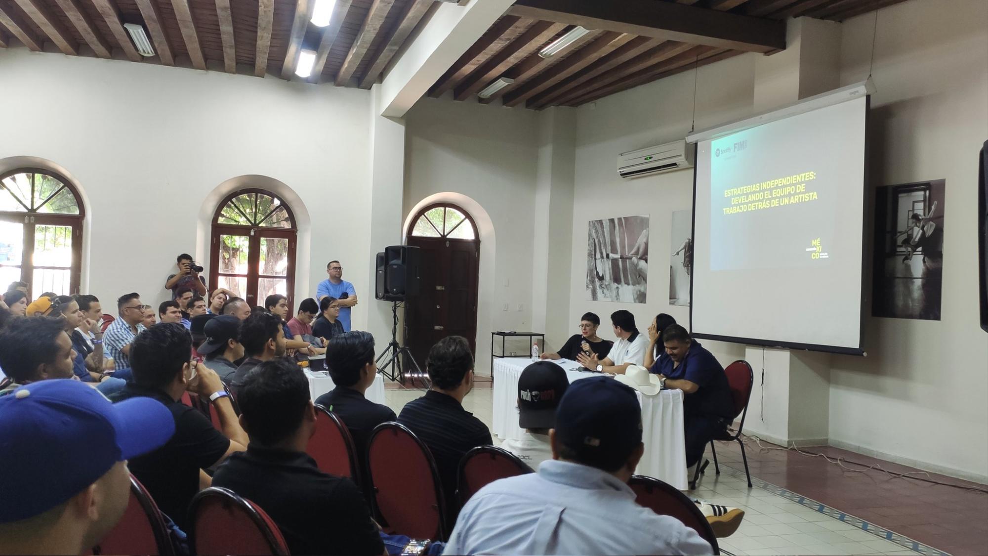 $!Gran participación de jóvenes tuvo la conferencia.