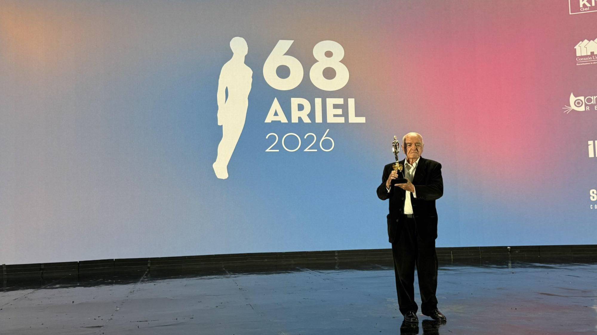 $!Demetrio Bilbatúa ganó el Ariel de Oro a la trayectoria cinematográfica en los Premios Ariel.
